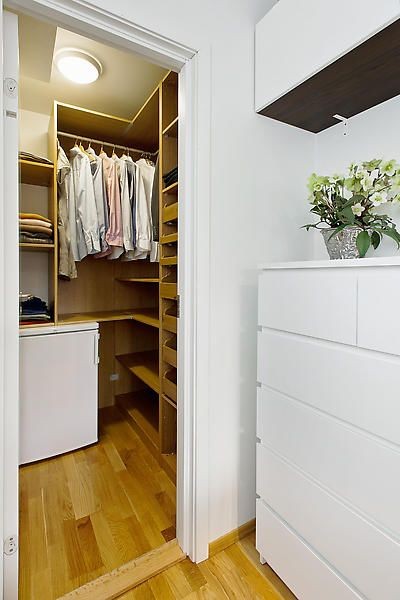 Praktisk "walk in garderobe" på soverommet. Galleribilde