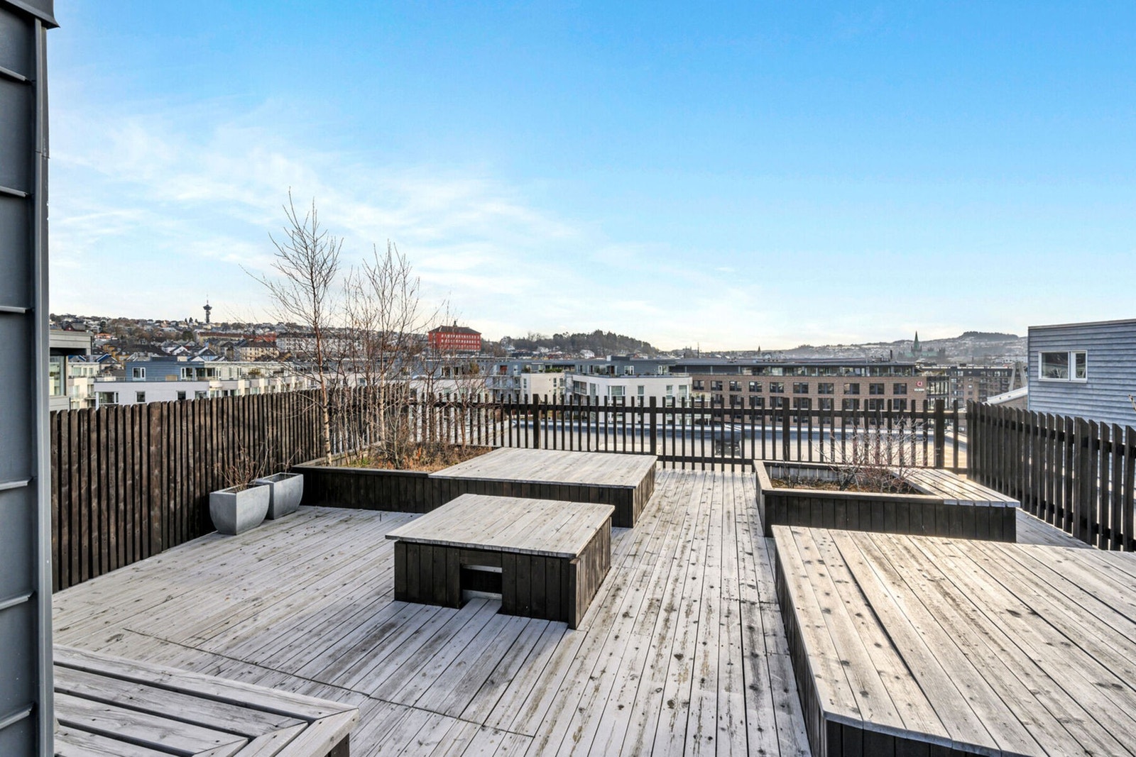Felles takterrasse som benyttes av beboerne. Her er det ypperlig å benytte terrassen i sommerhalvåret. Galleribilde