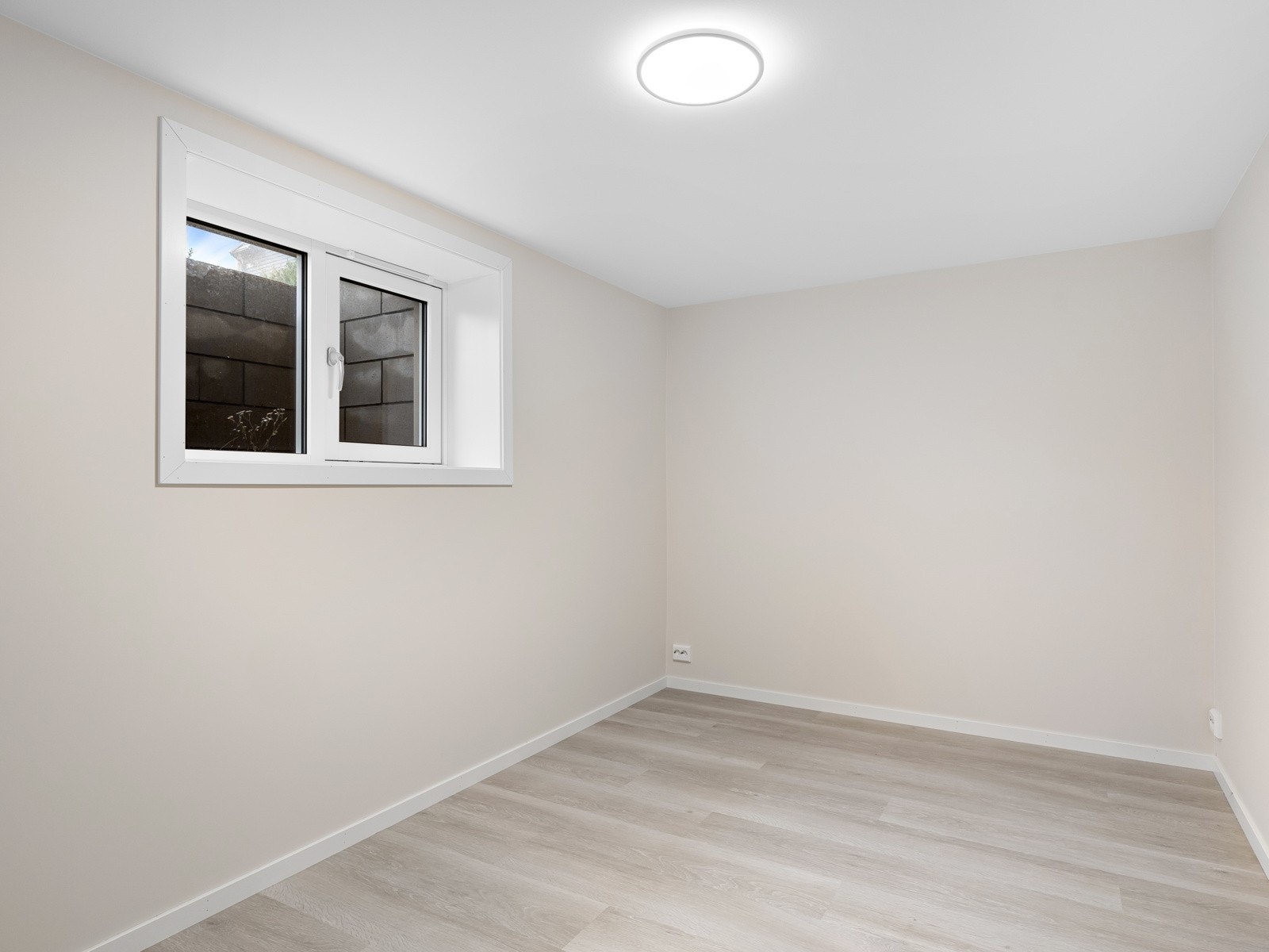 Romslig bod Galleribilde