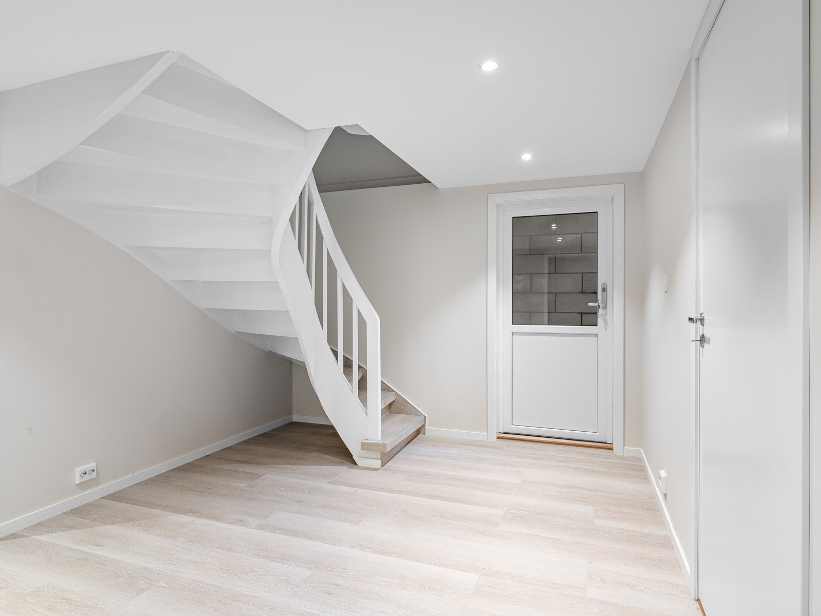 Lys og romslig gang med plass til garderobe Galleribilde