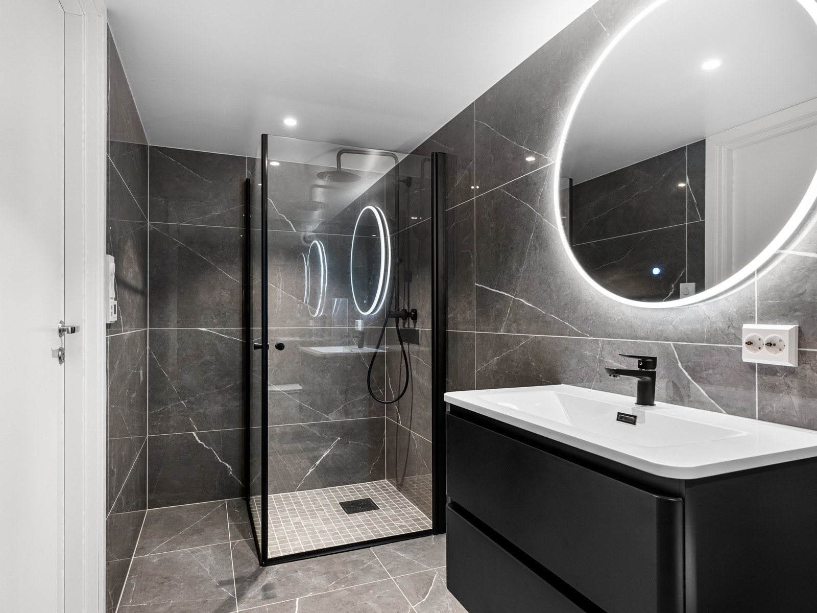 Lekkert bad i samme utførelse som i 1. etg. Galleribilde