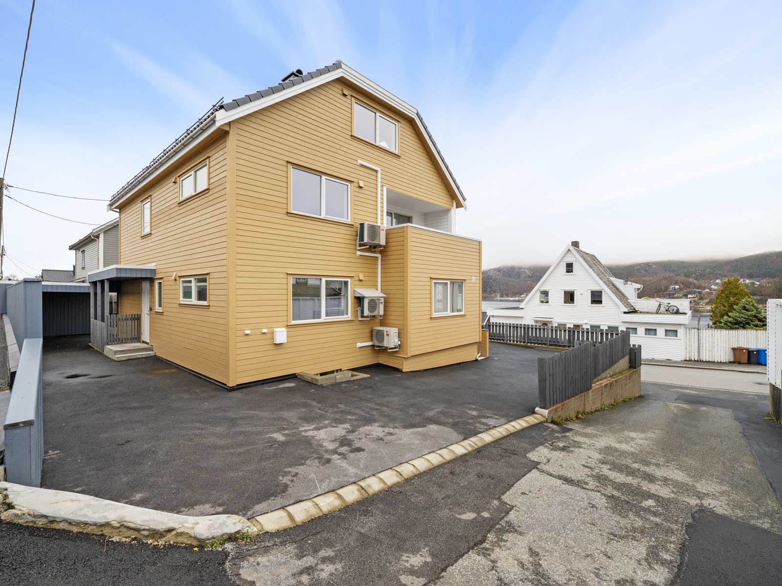 Gårdsrom med fast parkering og felles carport Galleribilde