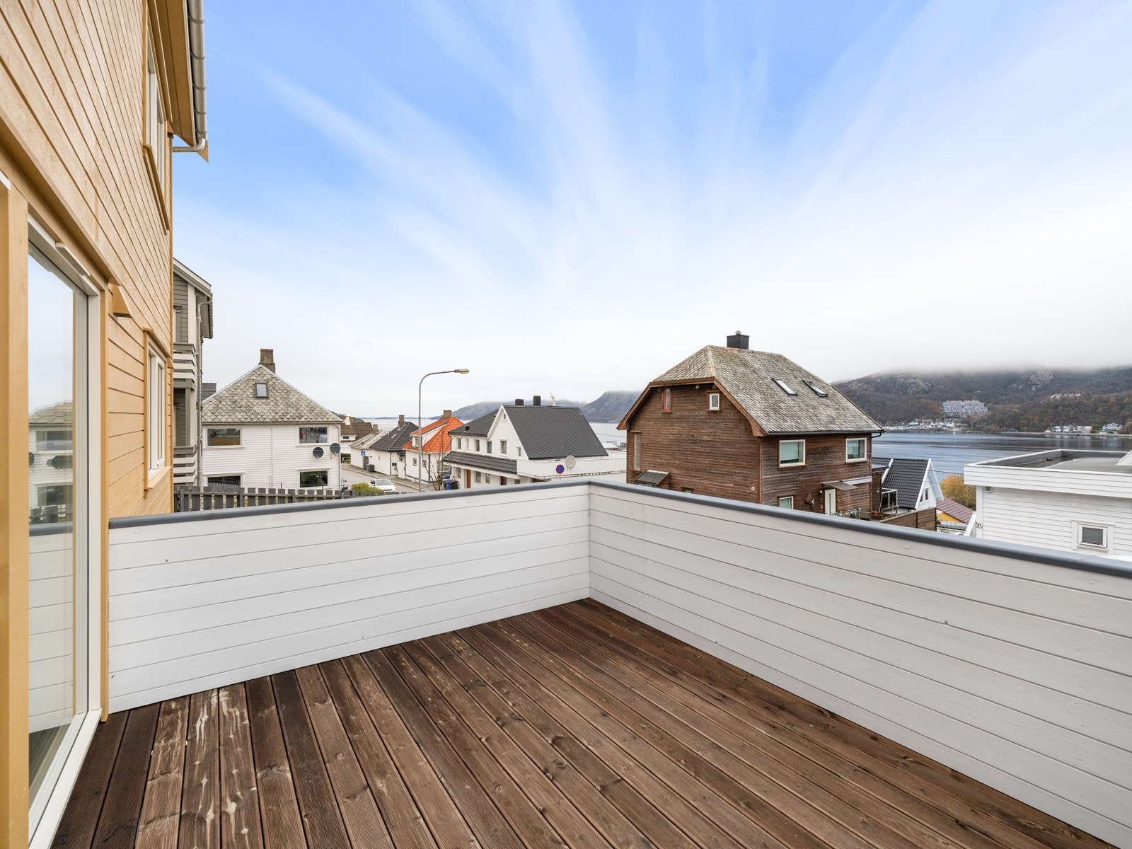 Terrasse med utsikt over fjord og fjell Galleribilde