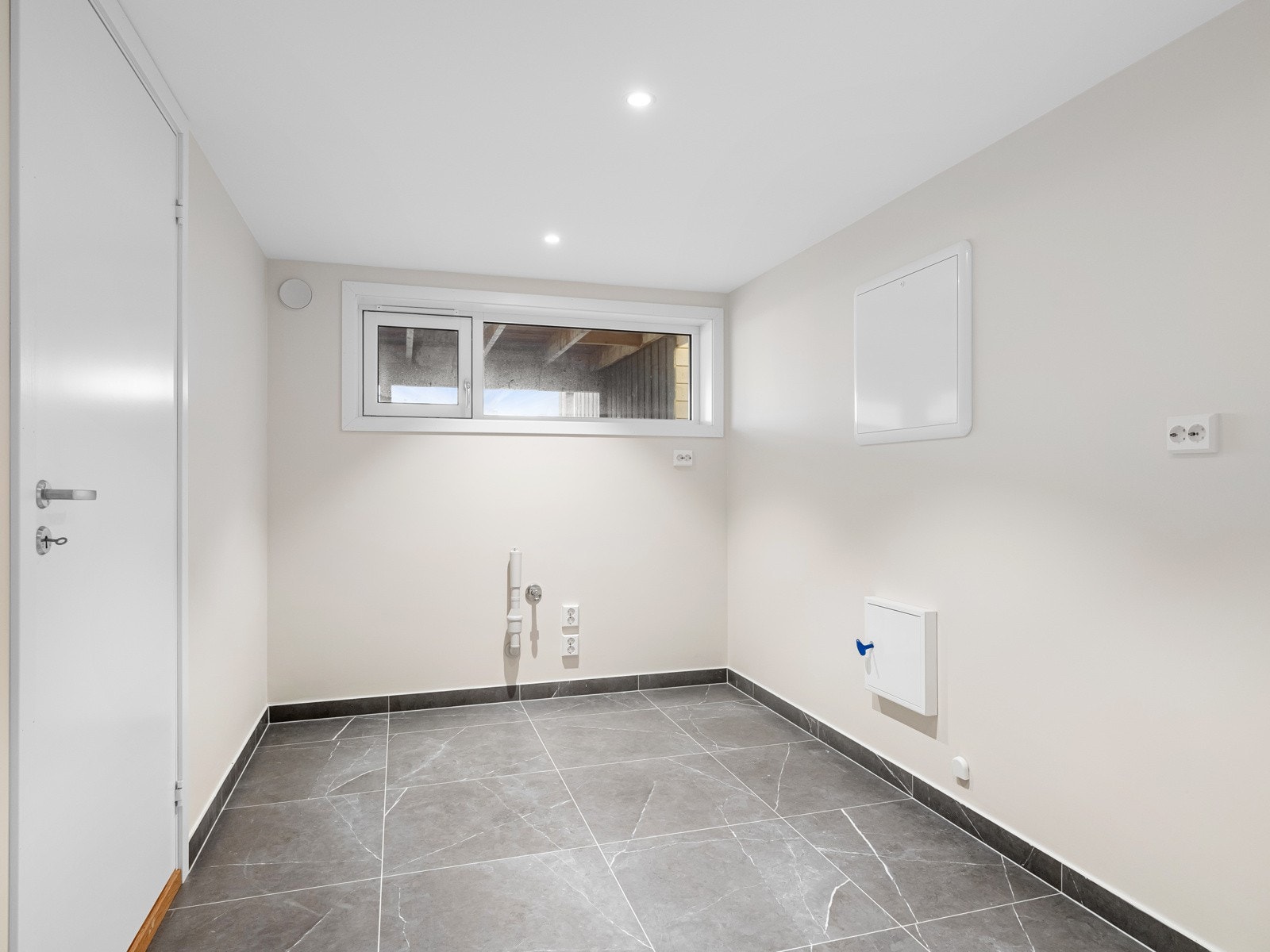 Pent vaskerom med opplegg for vaskemaskin og plass til innredning Galleribilde