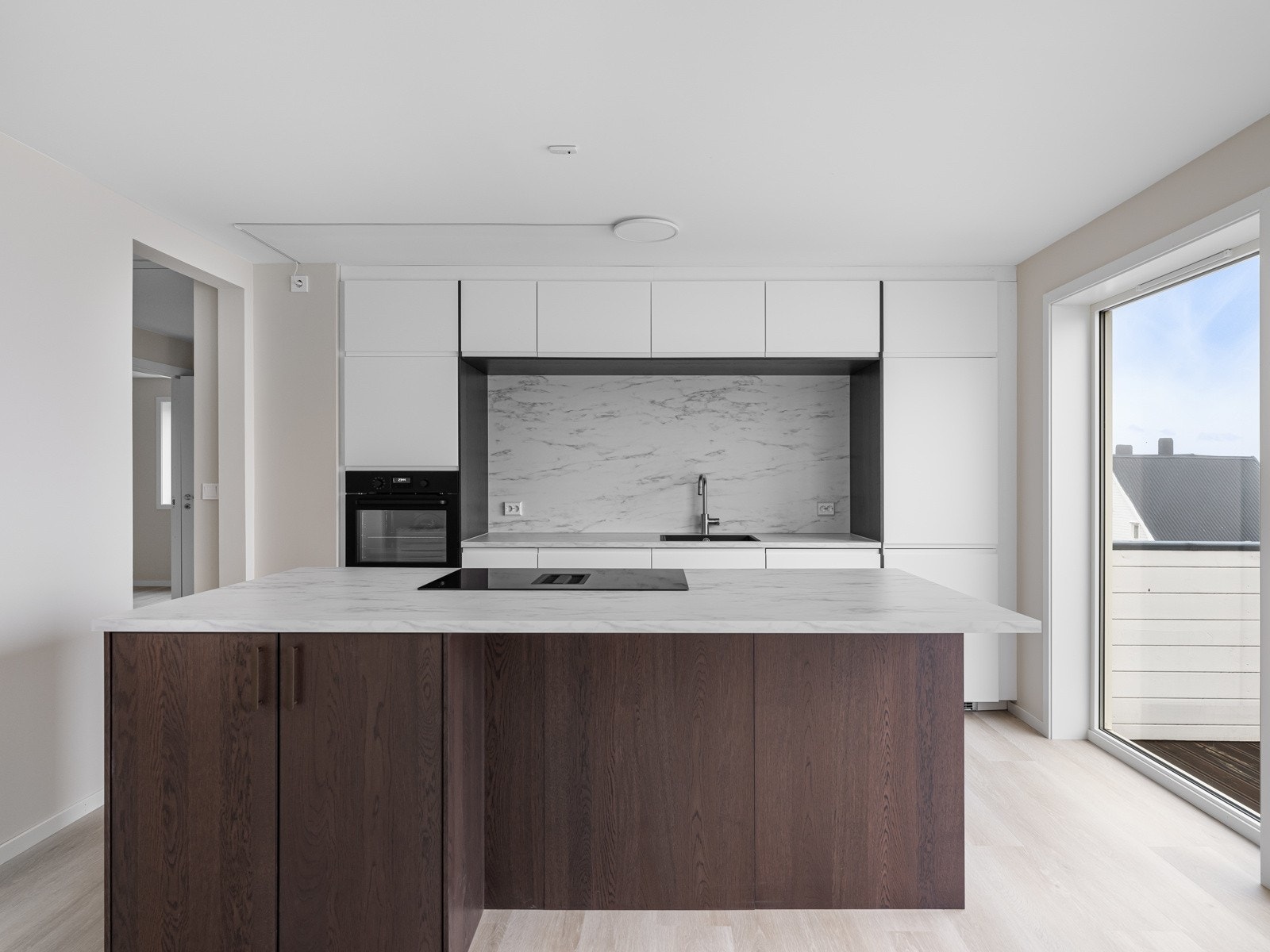 Lekkert kjøkken i moderne utførelse og kjøkkenøy Galleribilde