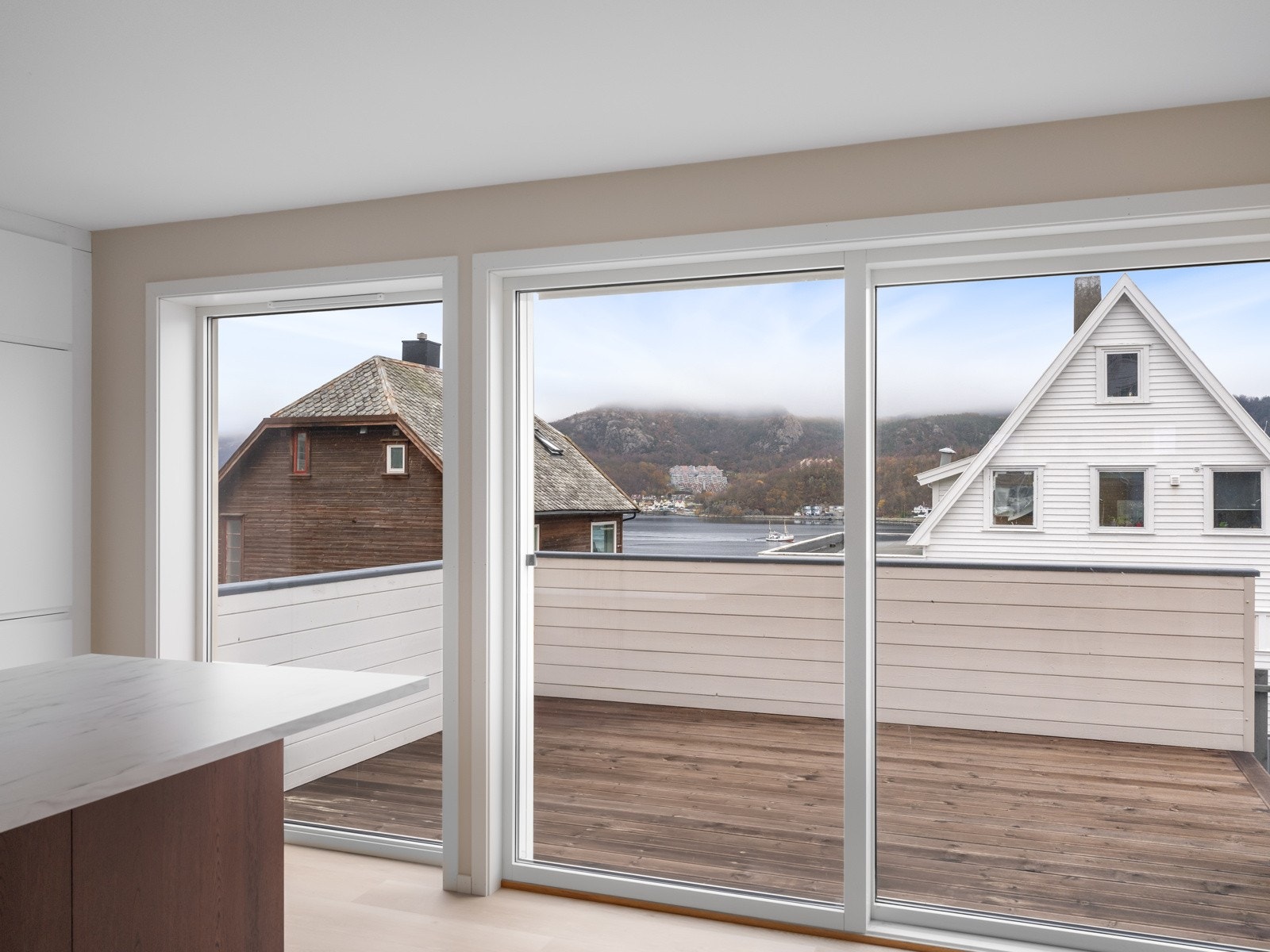 Fra stue/kjøkken er det utgang til terrassen Galleribilde