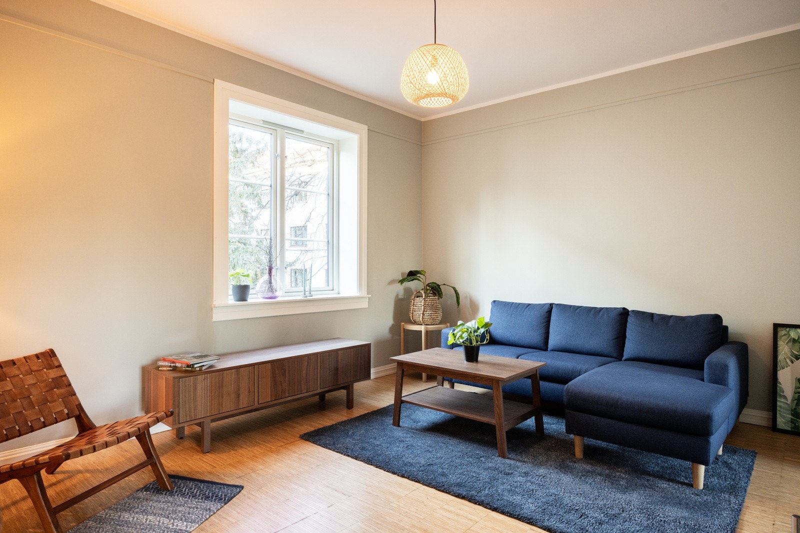 Lys og trivelig stue med god plass til sofagruppe, sofabord og underholdningsavdeling. Galleribilde