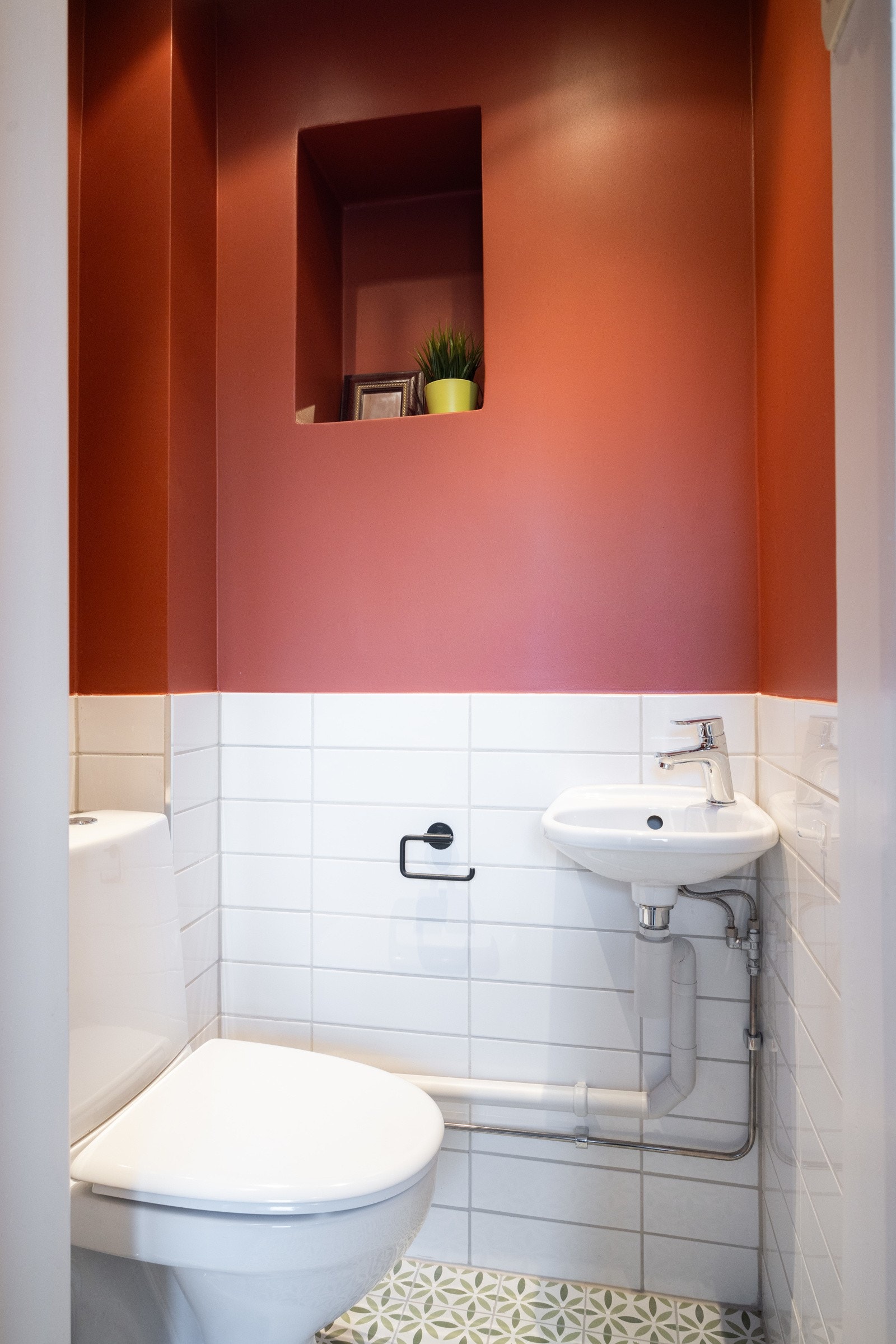 Separt WC som består av toalett og servant. i 2022 ble det montert ny servant og WC med rørføringer, nye fliser gulv/vegg, sparkling/maling vegg/tak/taklister. Galleribilde