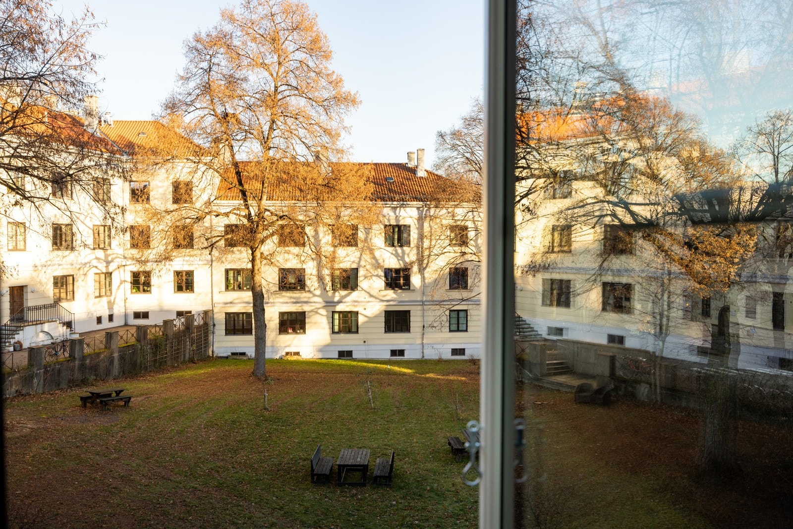 Hyggelig utsyn mot indre gårdsrom. Galleribilde