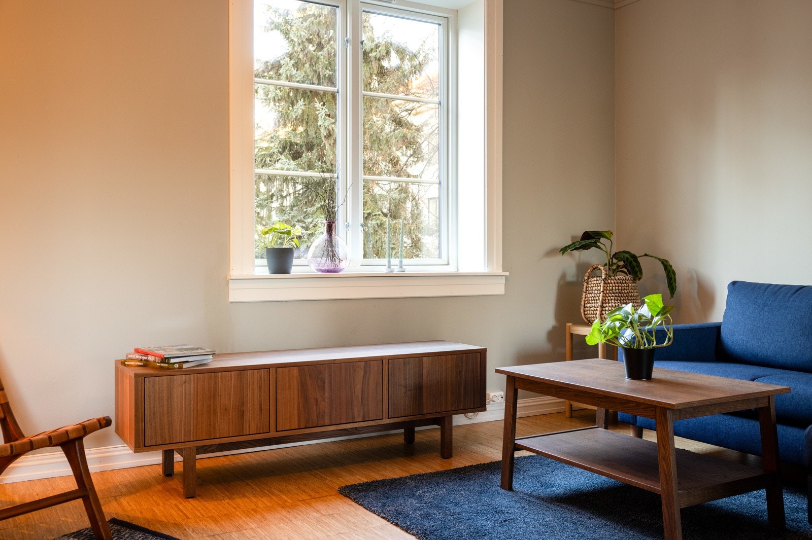 Store vindusflater som slipper til rikelig med naturlig lys. Vinduene ble skiftet i 2024. Galleribilde