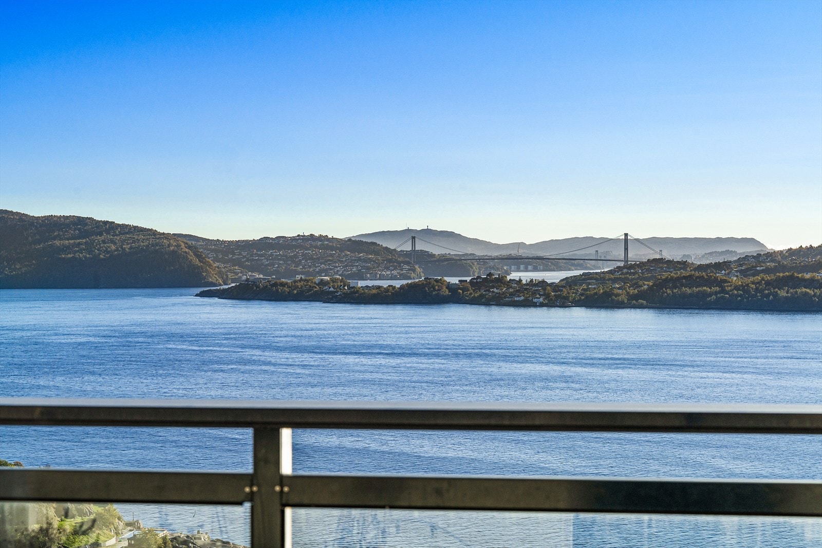 Fantastisk syd-vestvendt utsikt fra balkongen over Byfjorden, Brunestykket, Askøy og Lyderhorn m.m. Galleribilde