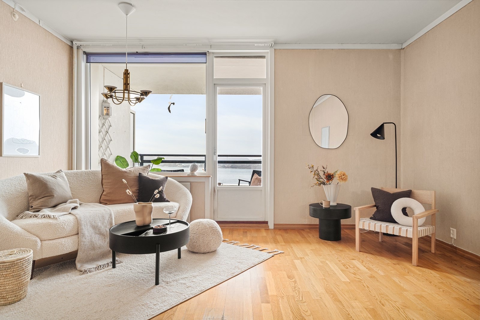 Store vindusflater som gir godt med naturlig lysinnslipp. Galleribilde