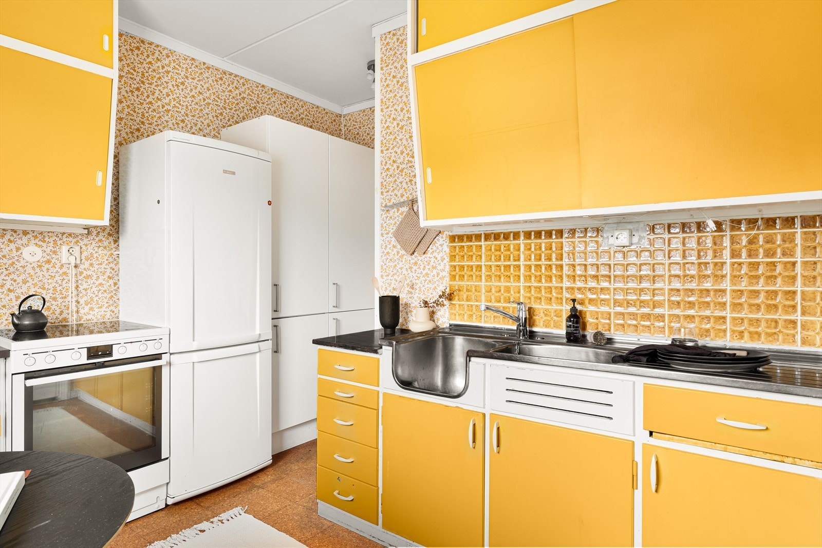 Laminat benkeplater med fliser over vask. Galleribilde