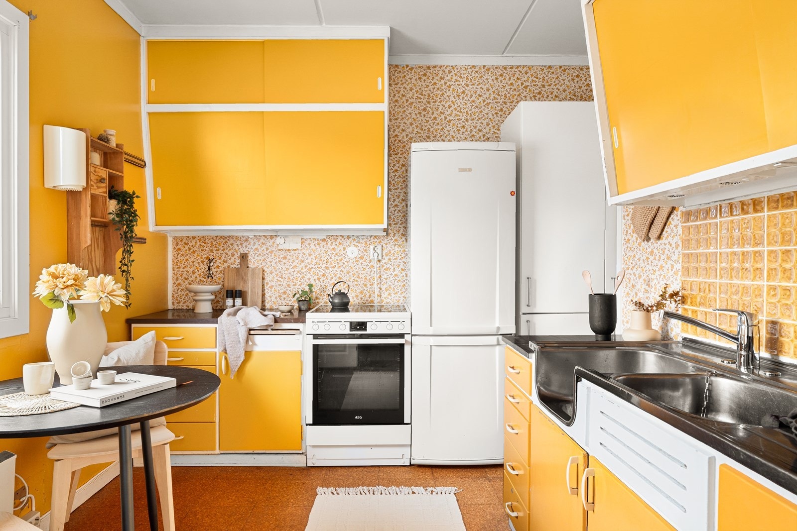 Opprinnelig kjøkken med malte fronter og takhøye skap. Galleribilde