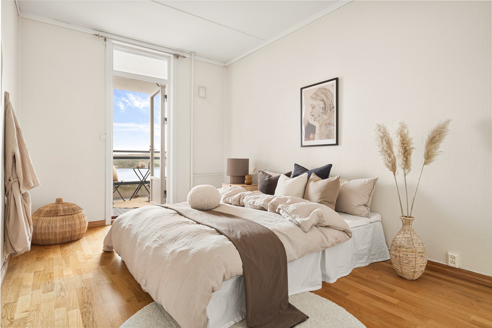 Har plass til dobbeltseng, garderobeskap, nattbord og annen ønsket innredning. Galleribilde