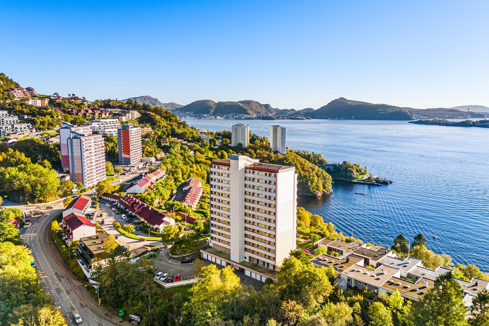 Det er kort gangavstand til bussholdeplass, dagligvarebutikk like ved boligfeltet og kort vei til NHH. Galleribilde