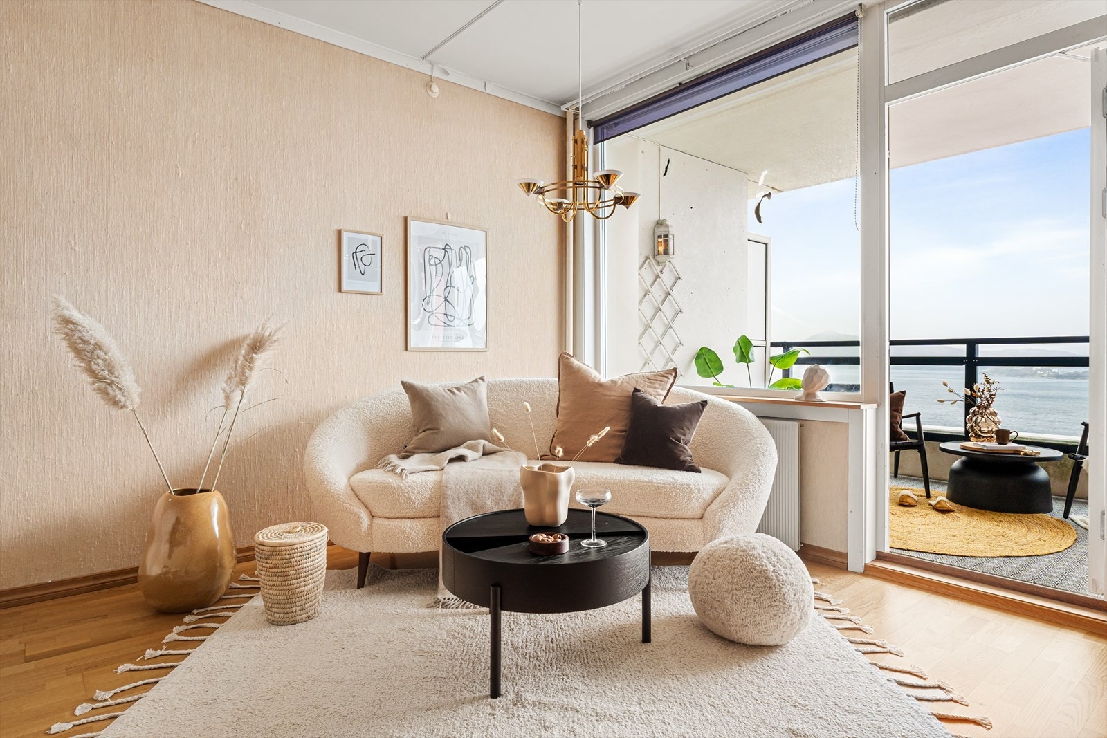 Stor og innbydende stue med plass til stor sittegruppe. Galleribilde