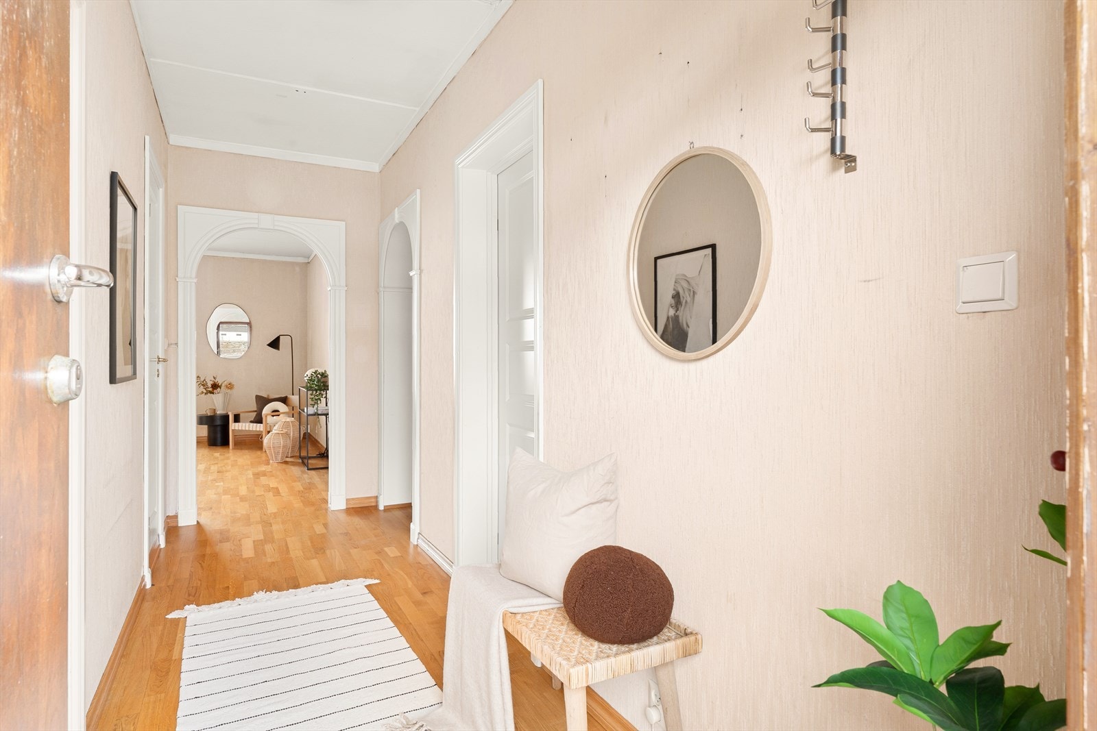 Gangen forgrener seg til de fleste rom i leiligheten. Galleribilde