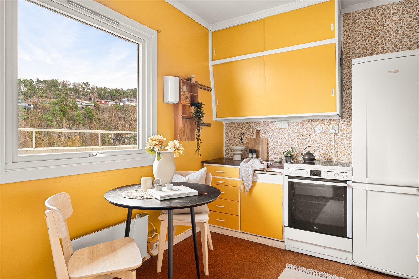 Kjøkkenet ligger adskilt, med tilkomst fra gang. Galleribilde