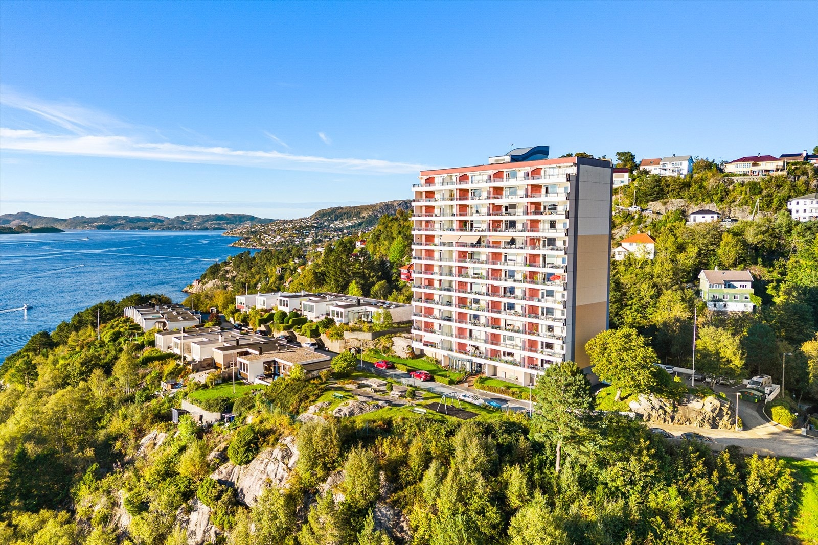 Kun 10-minutters kjøretid til Bergen sentrum, der man finner "alt" man trenger av servicetilbud og fasiliteter. Galleribilde