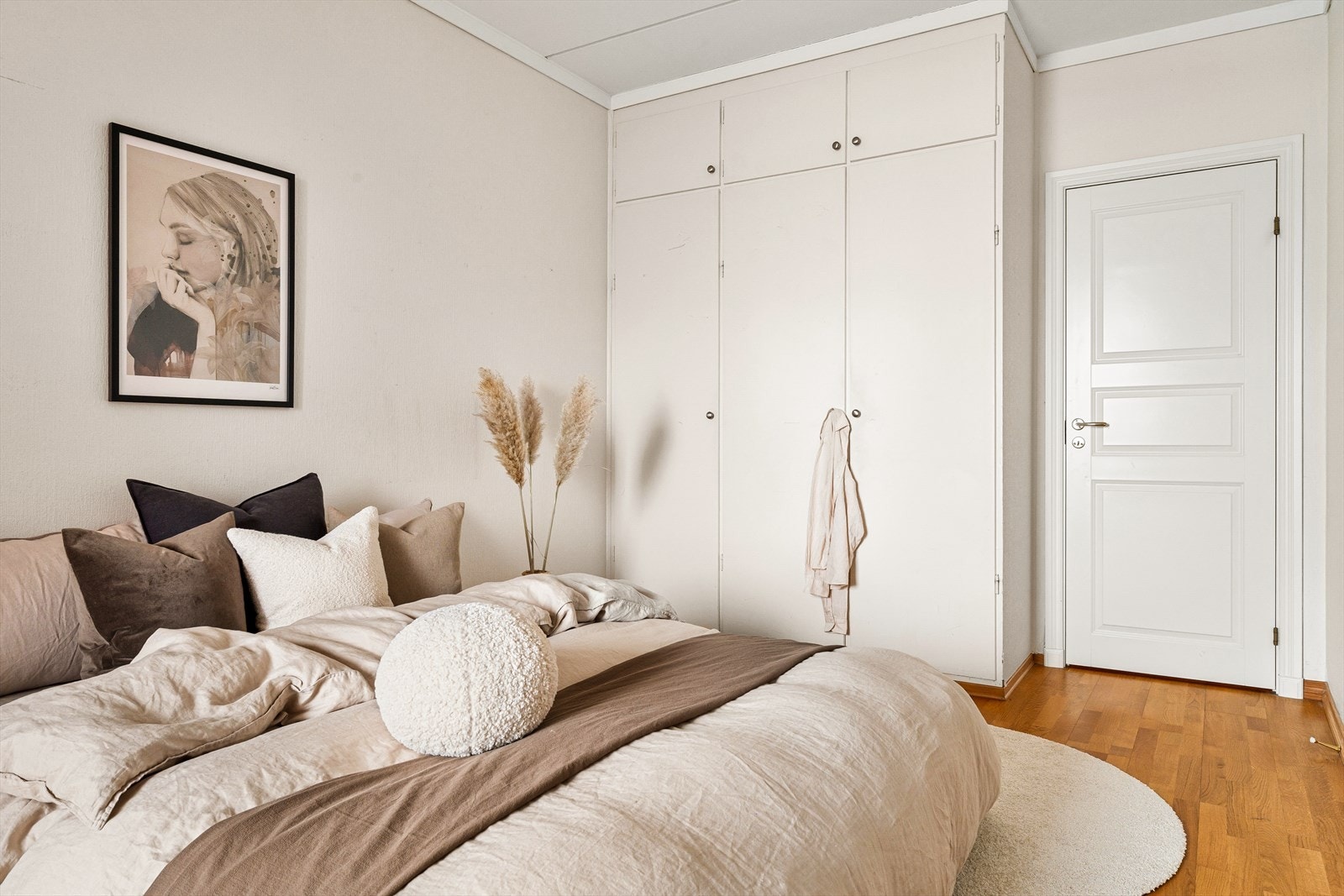 Plassbygd garderobeskap. Galleribilde