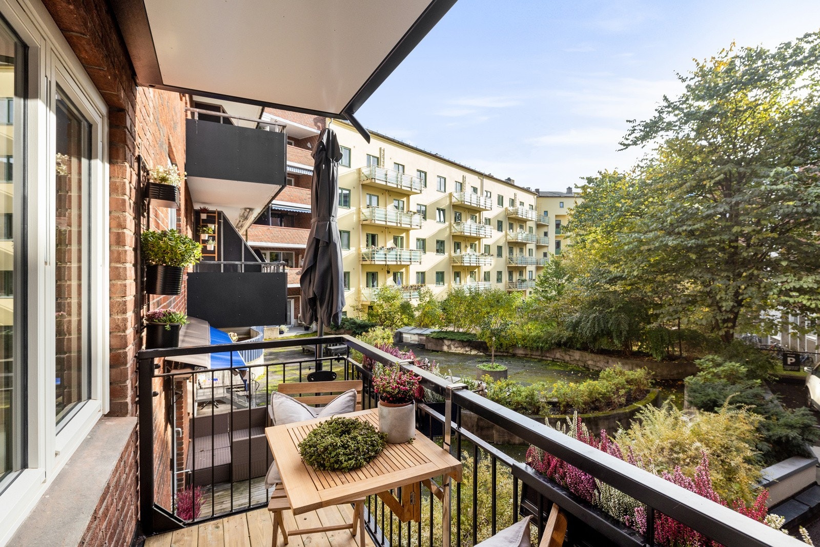 Rolig og tilbaketrukket mot bakgård. Galleribilde