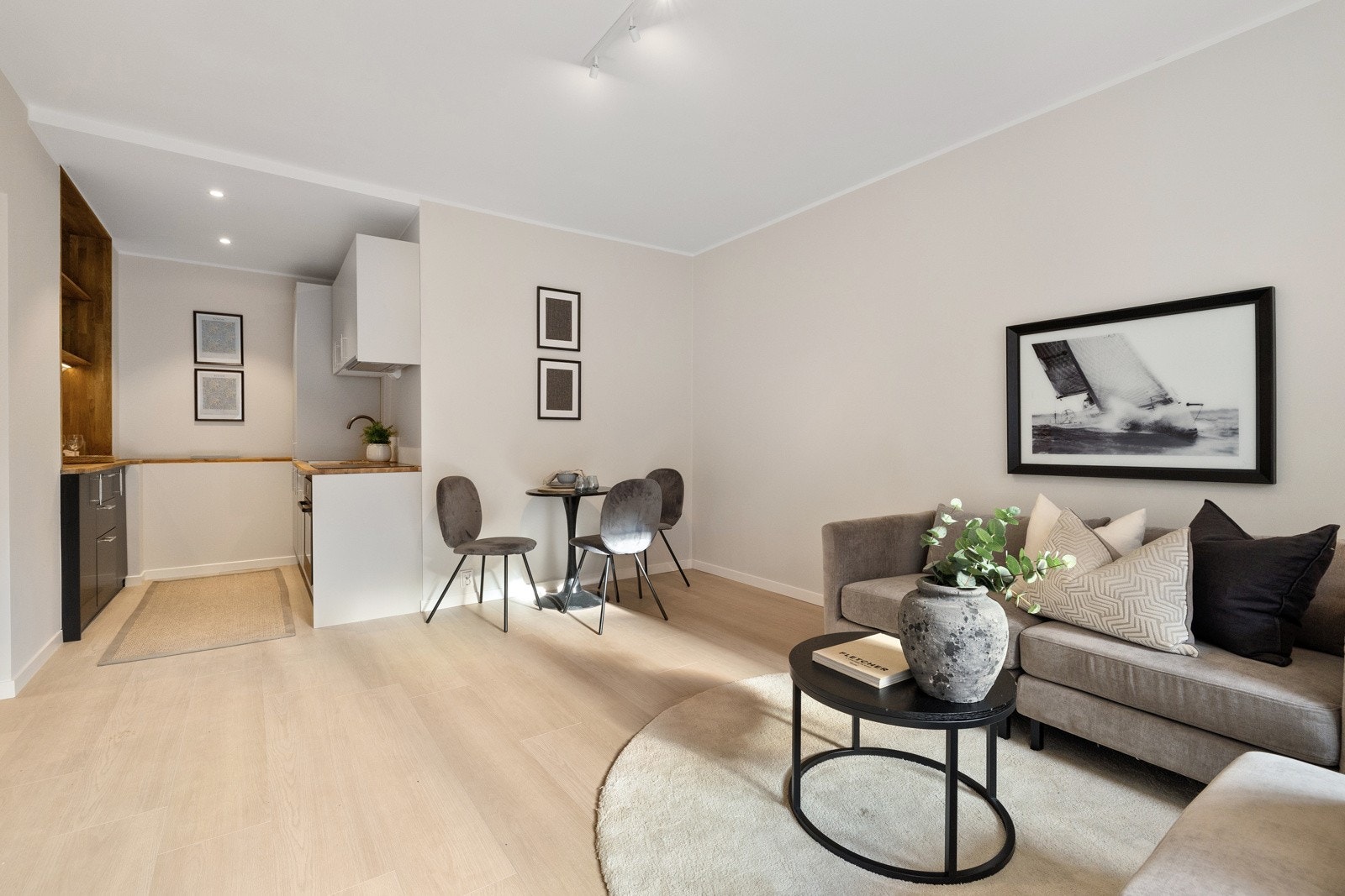 Meget godt utnyttet areal med plass til stor sofagruppe og spisebord. Galleribilde
