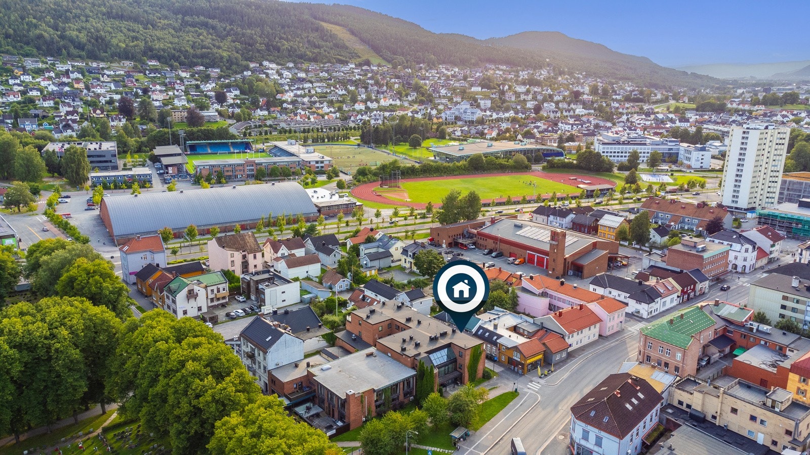 Aktivt nærmiljø med fotballbane, håndballbane og løpebane kort gange fra boligen. Flotte turmuligheter i parken "Bikkjestykket". Galleribilde