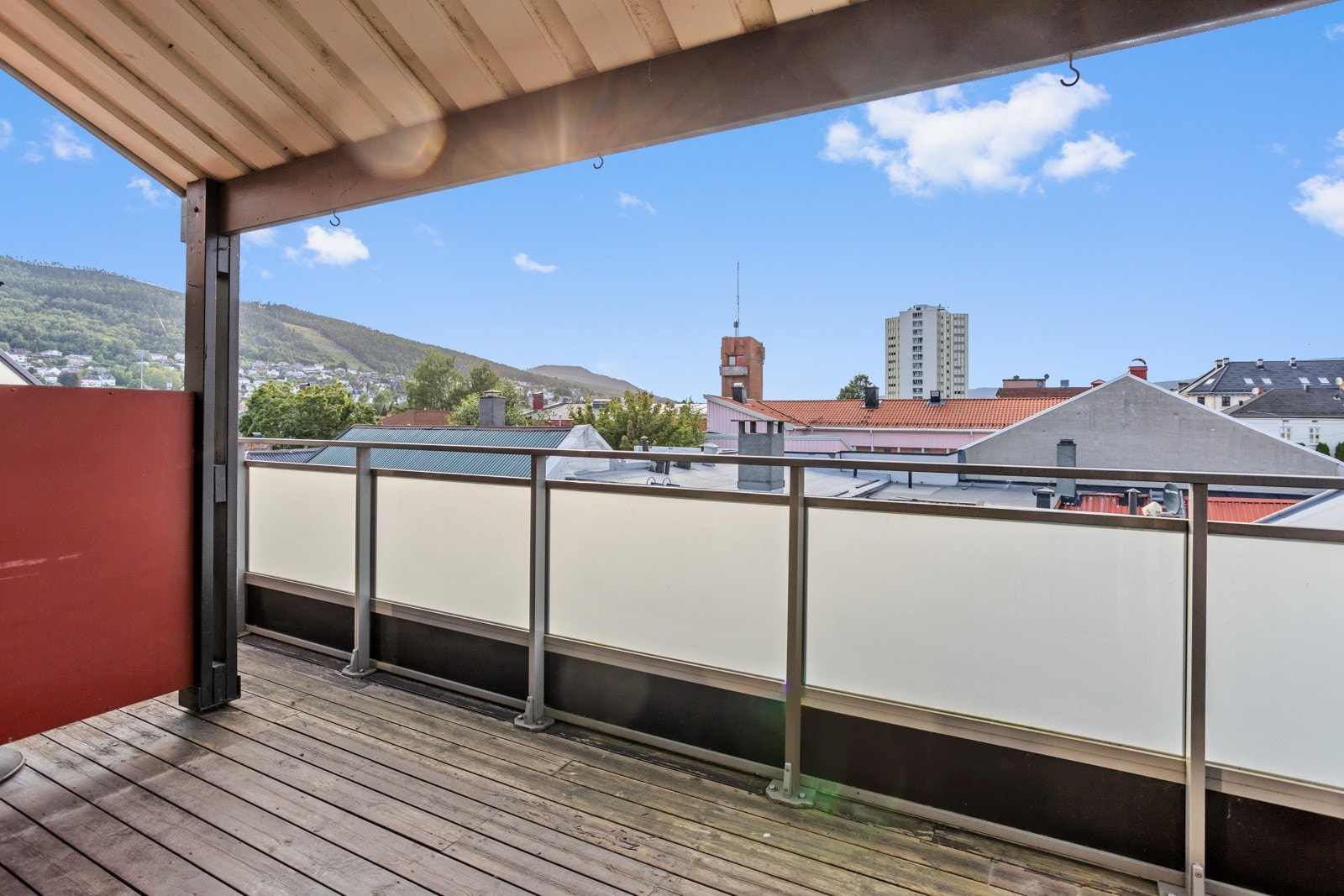 Usjenert terrasse med hyggelig utsikt. Galleribilde