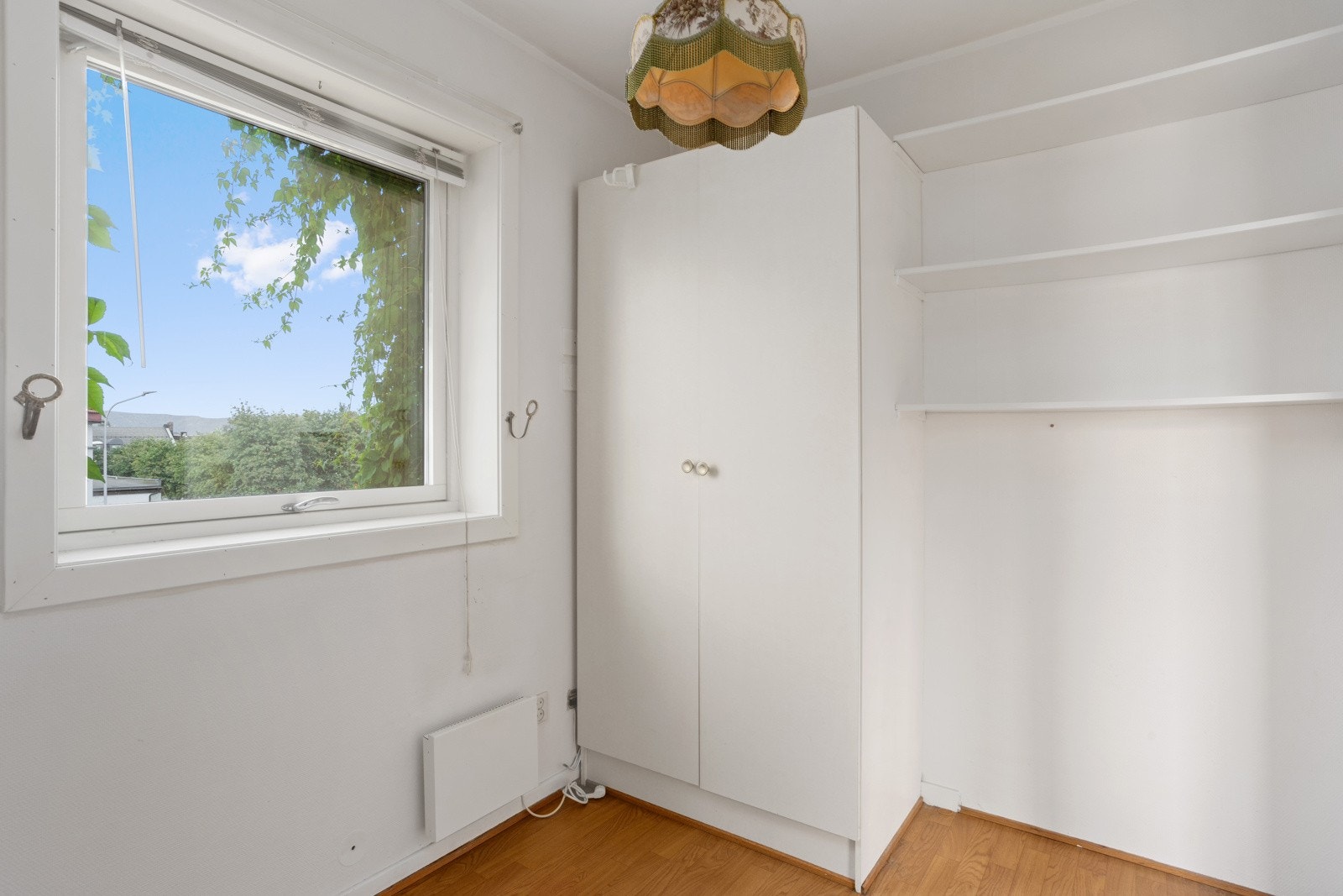 Soverommet er innredet med garderobe og har plass til seng, nattbord og ytterligere oppbevaring. Galleribilde