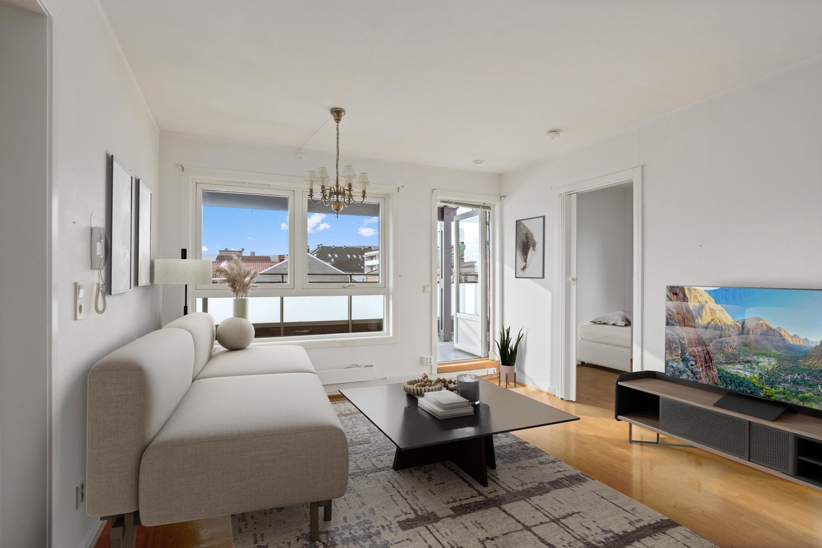 Gode vindusflater i stuen gir rikelig med naturlig lys. Digatal møblering. Galleribilde