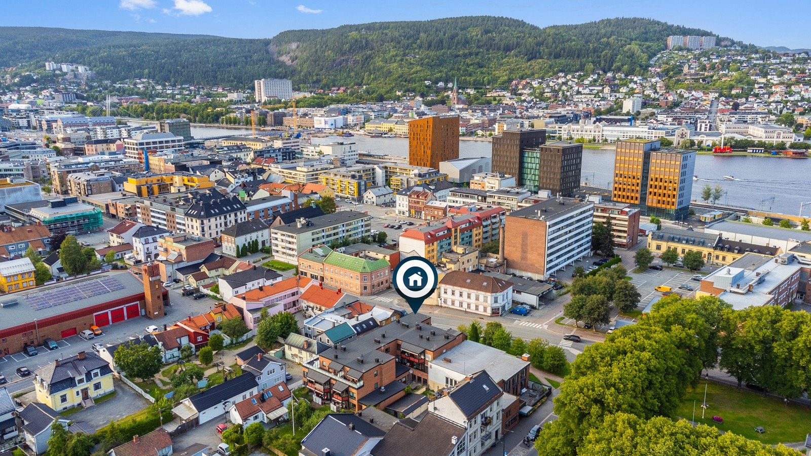 Eiendommen har også gode kommunikasjonsforbindelser med bussholdeplass og jernbanestasjon i nærområde. Galleribilde