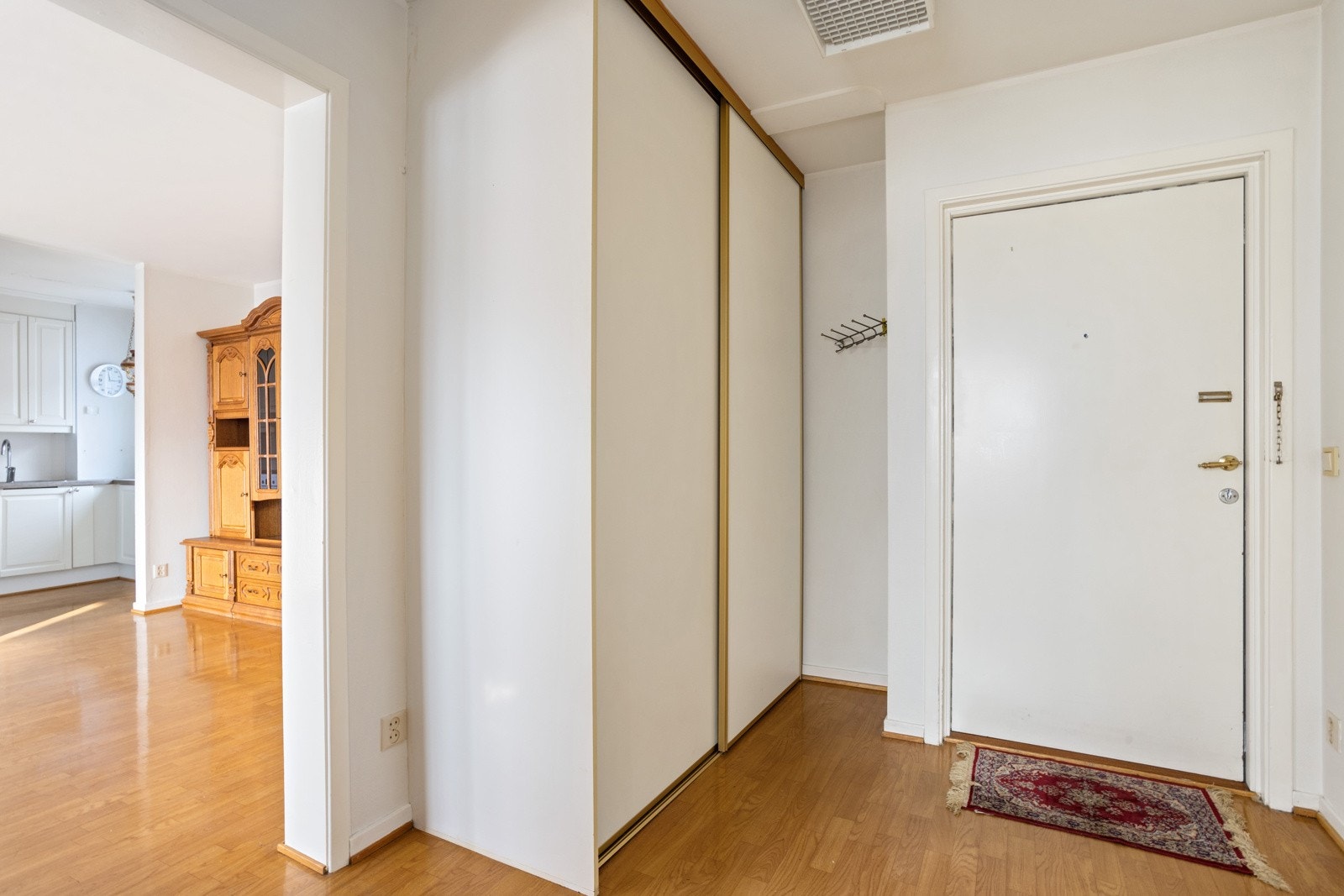 Praktisk entré med skyvedørsgarderobe som gir gode oppbevaringsmuligheter. Galleribilde