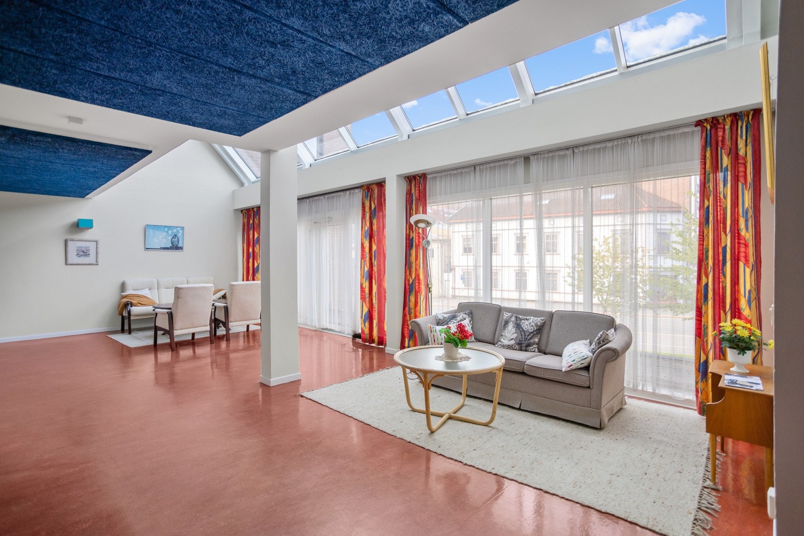 Flere hyggelige fellesareal, herunder sofasoner og felles takterrasse. Galleribilde