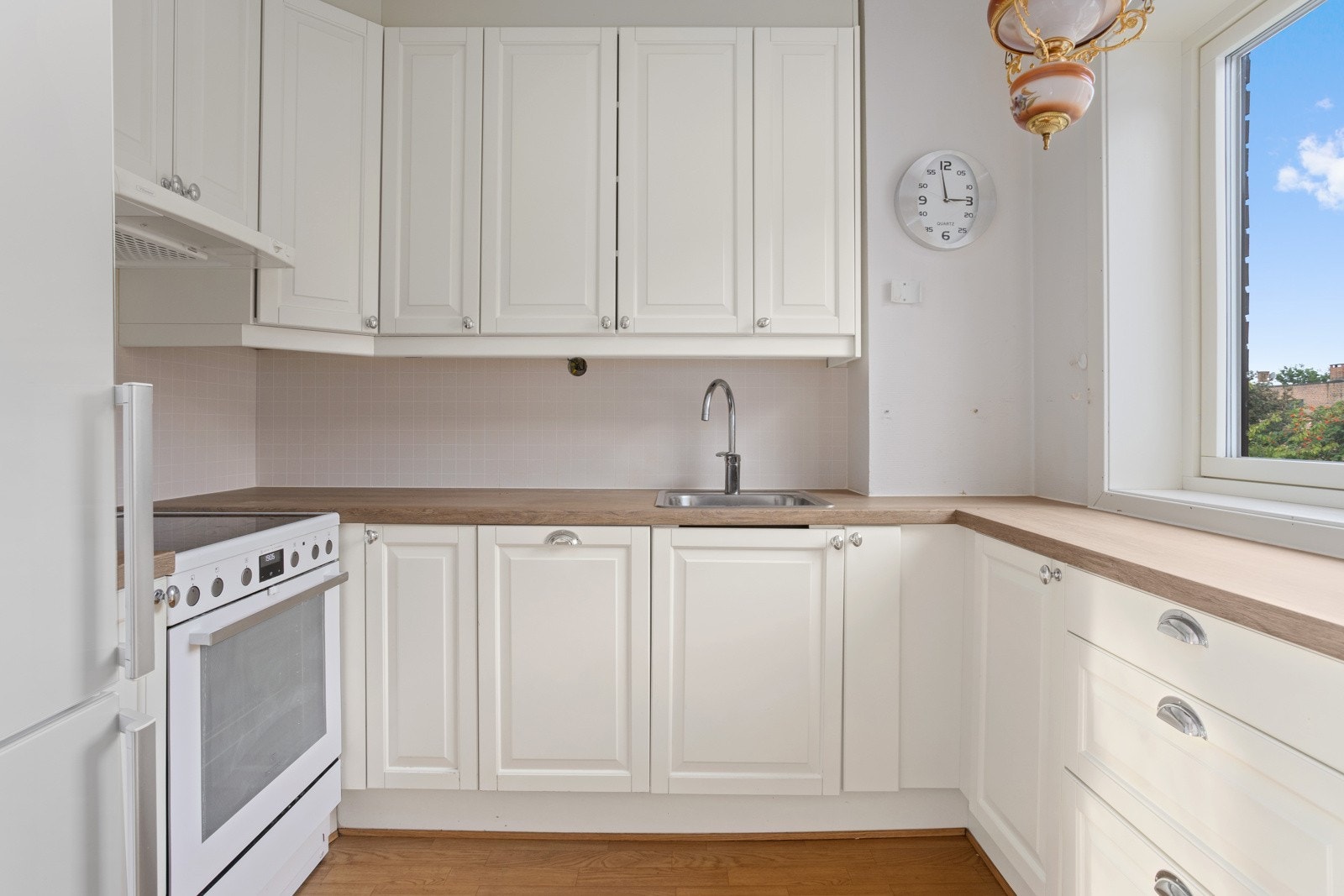 Kjøkkenet er utstyrt med integrert oppvaskmaskin, frittstående ovn og kjøle-/fryseskap. Galleribilde