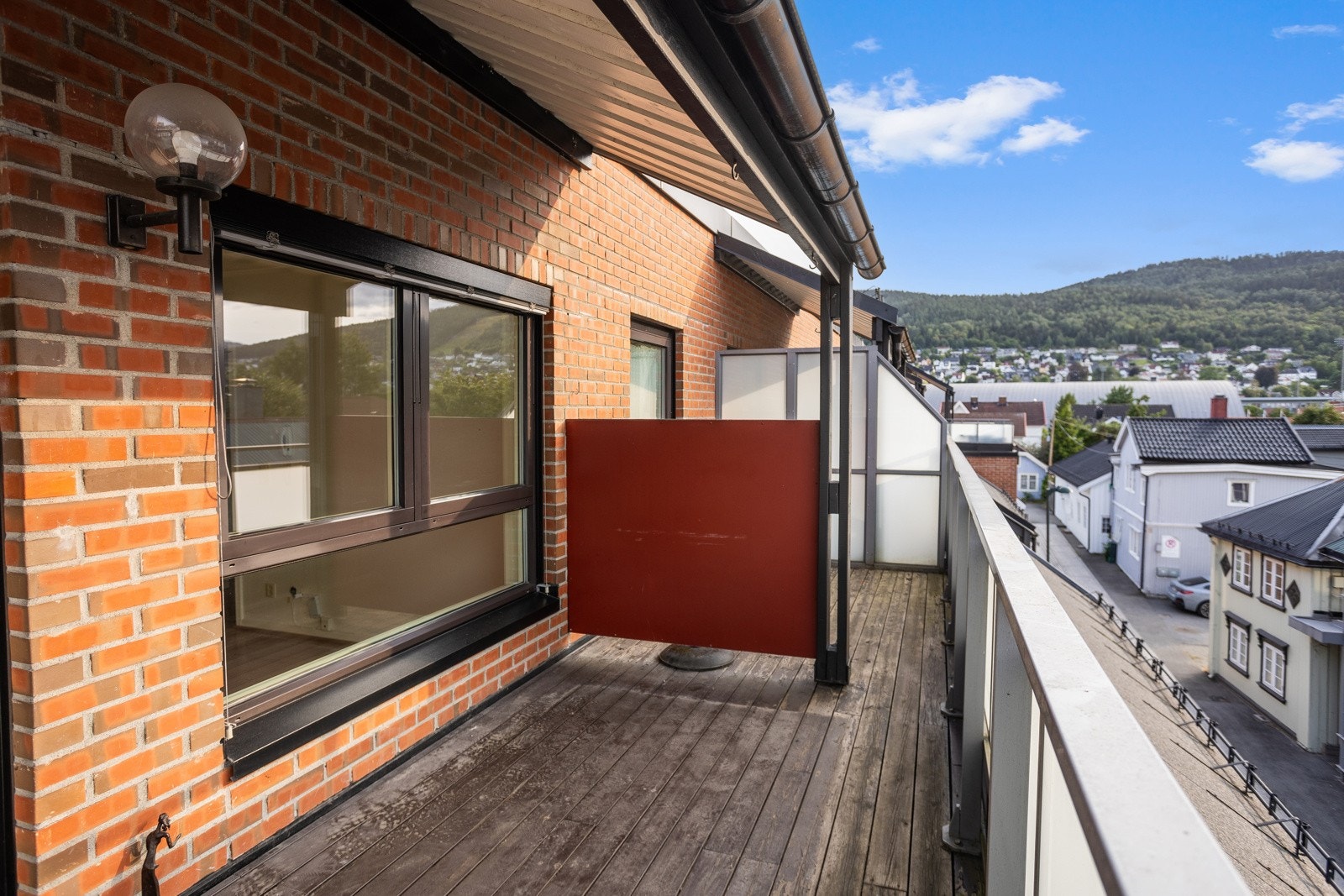 Det er satt opp skillevegg på terrassen som enkelt kan fjernes ved ønske. Galleribilde