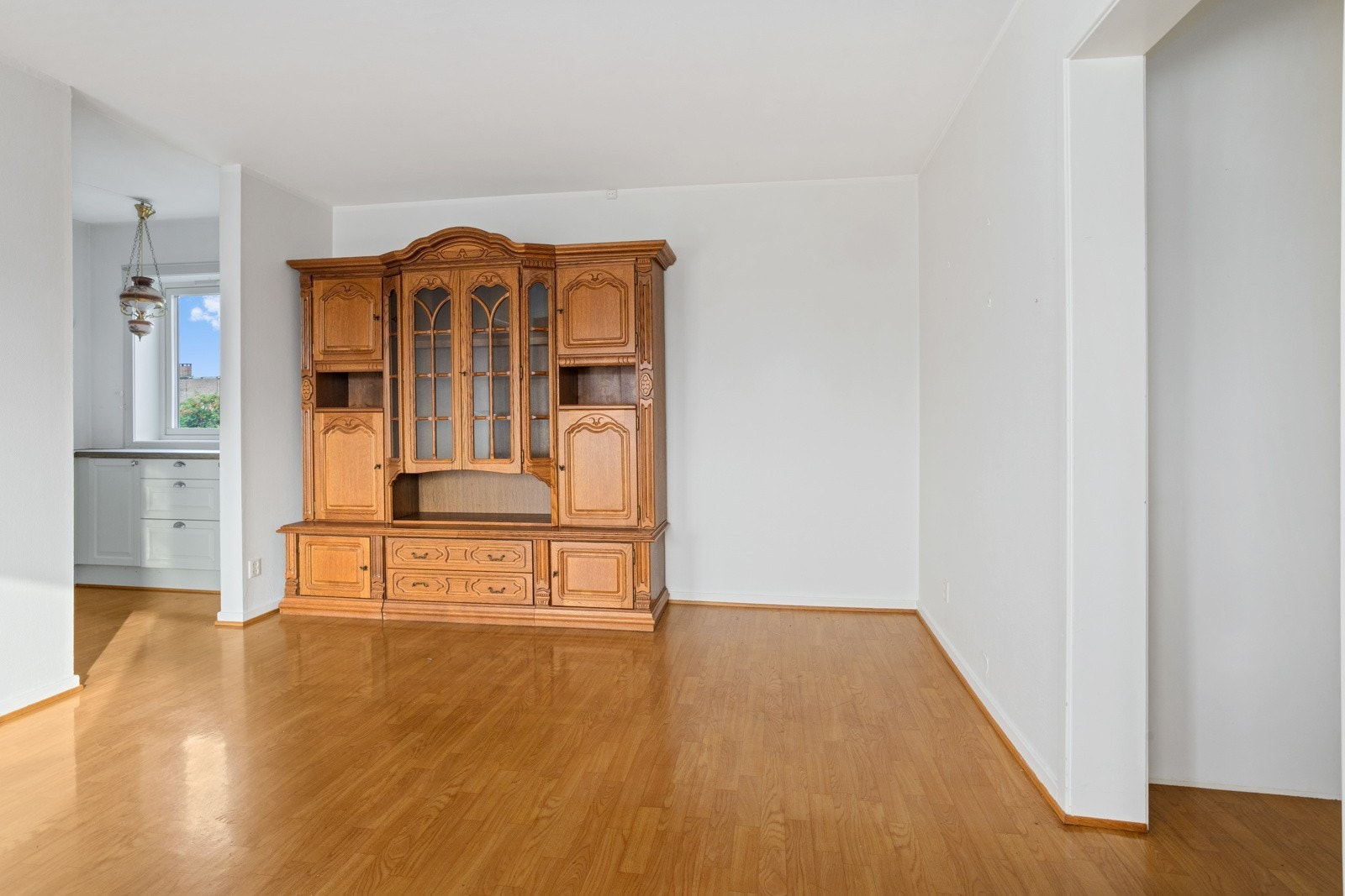 Kjøkkenet er adskilt, men likevel knyttet til stuen. Galleribilde