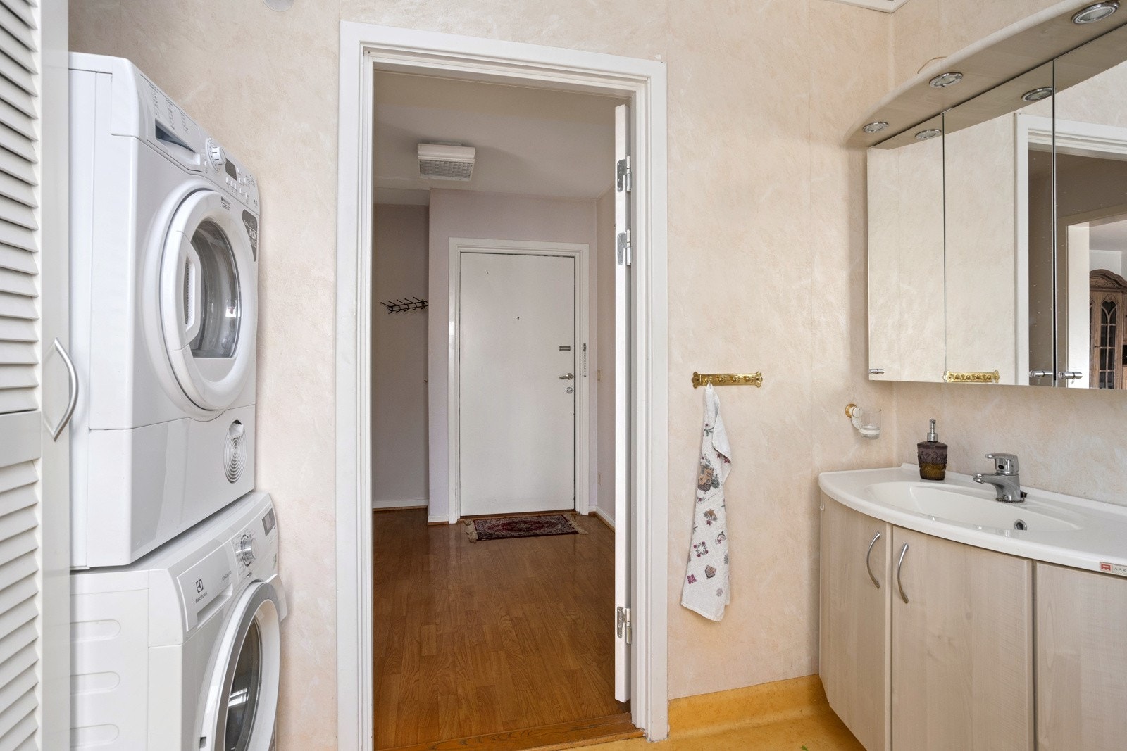 Baderommet inneholder servant og overskap, dusjkabinett, skapplass og opplegg for vaskemaskin/tørketrommel, samt wc. Galleribilde