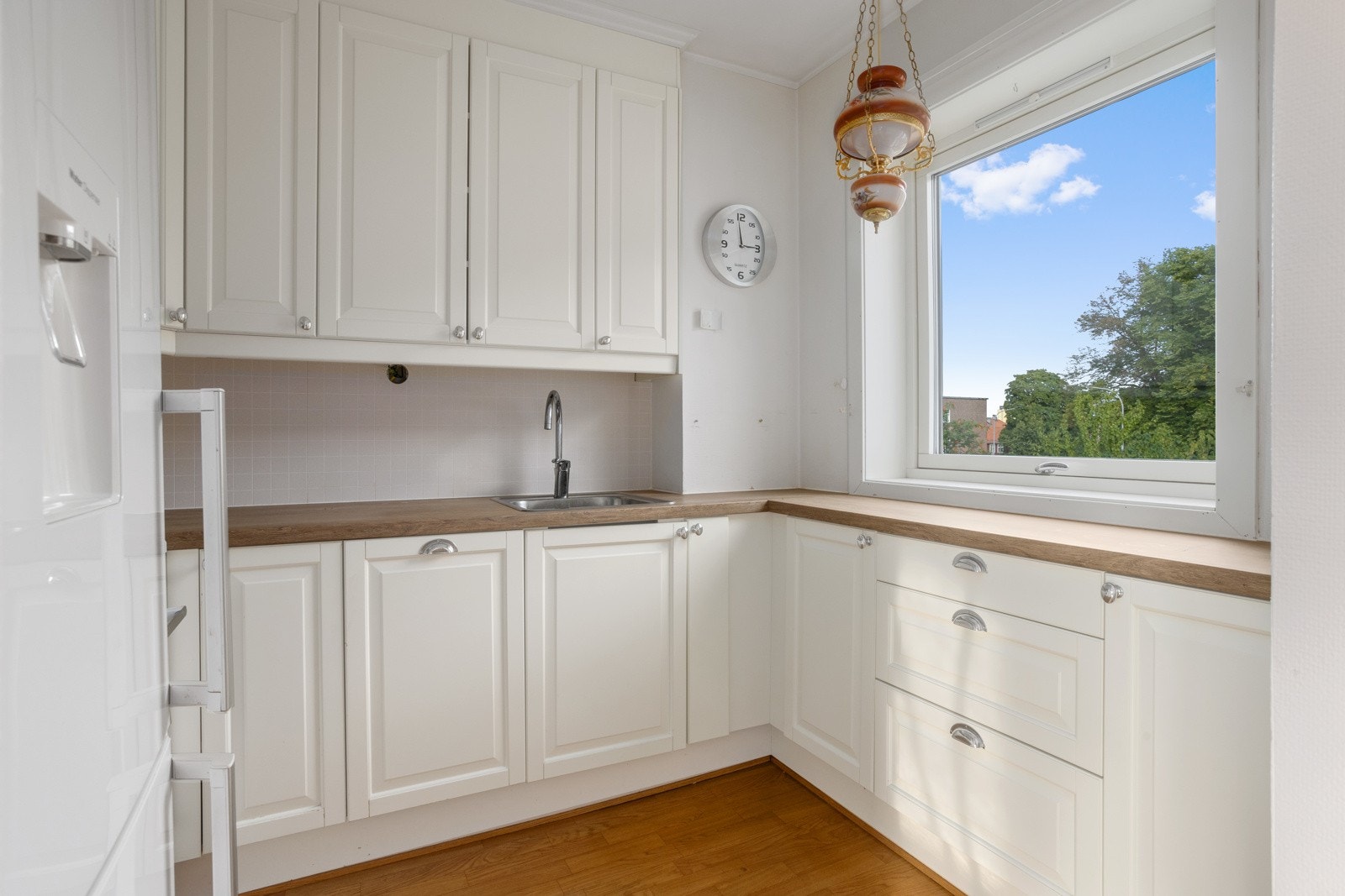 Kjøkkeninnredningen har profilerte fronter, nedfelt kum og belysning under overskapene. Galleribilde