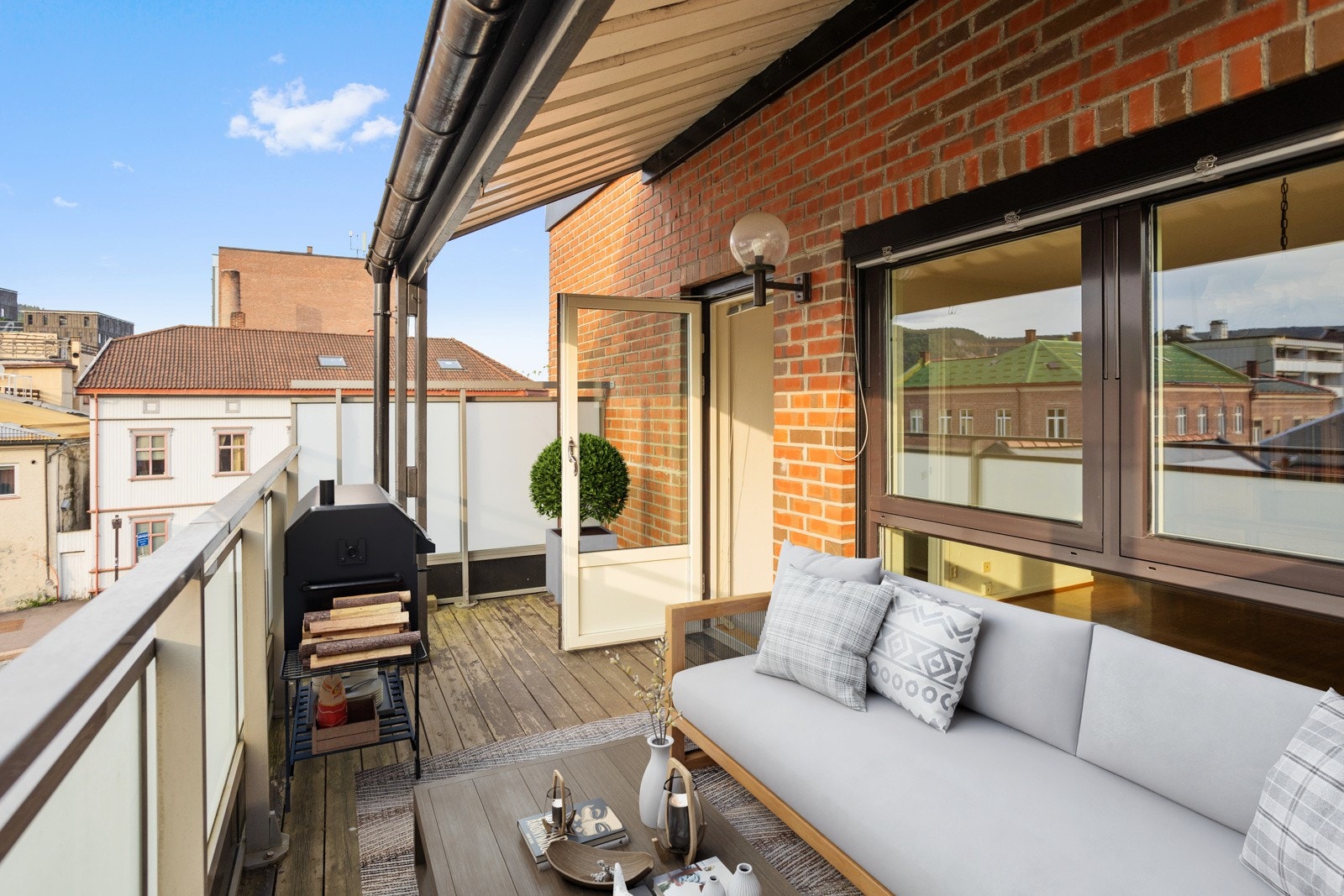 Solrik, vestvendt terrasse. Delvis overbygget. Digital møblering. Galleribilde