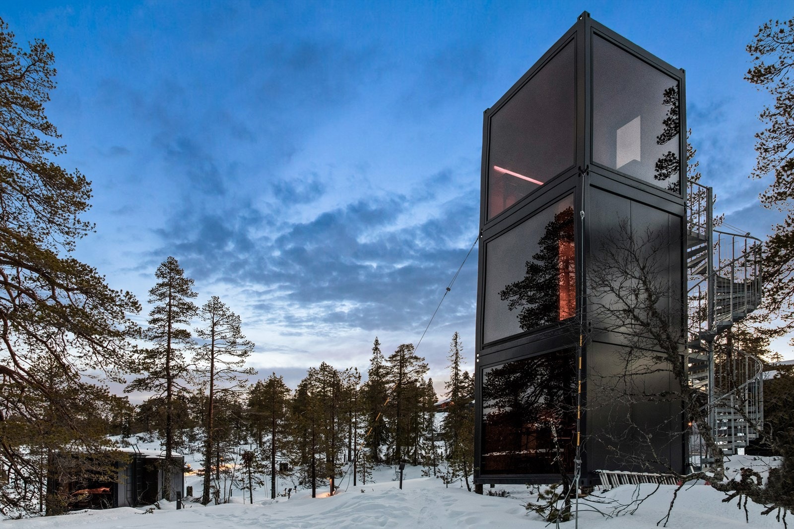 Tårnet strekker seg over tre etasjer, og disponeres av til sammen seks hytter og inneholder; Ski- og smørebod i første etasje, garderobe med dusj og badstue i toppetasjen. Galleribilde