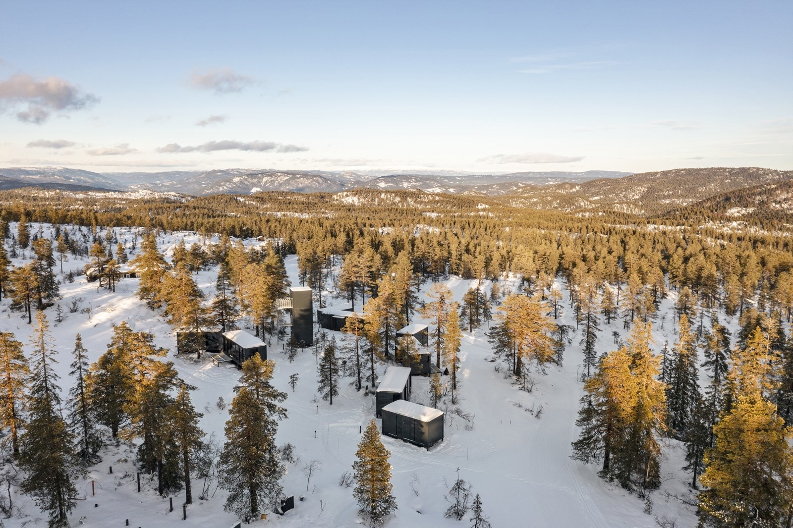 Omgi Blefjell består av fire hytter med anneks , samt tårnet som er en del av sameiet. Galleribilde