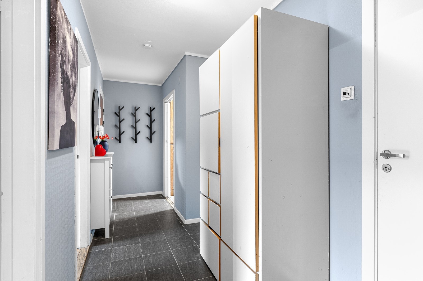 Her ønskes du velkommen hjem ved en lys og pen entré. Galleribilde