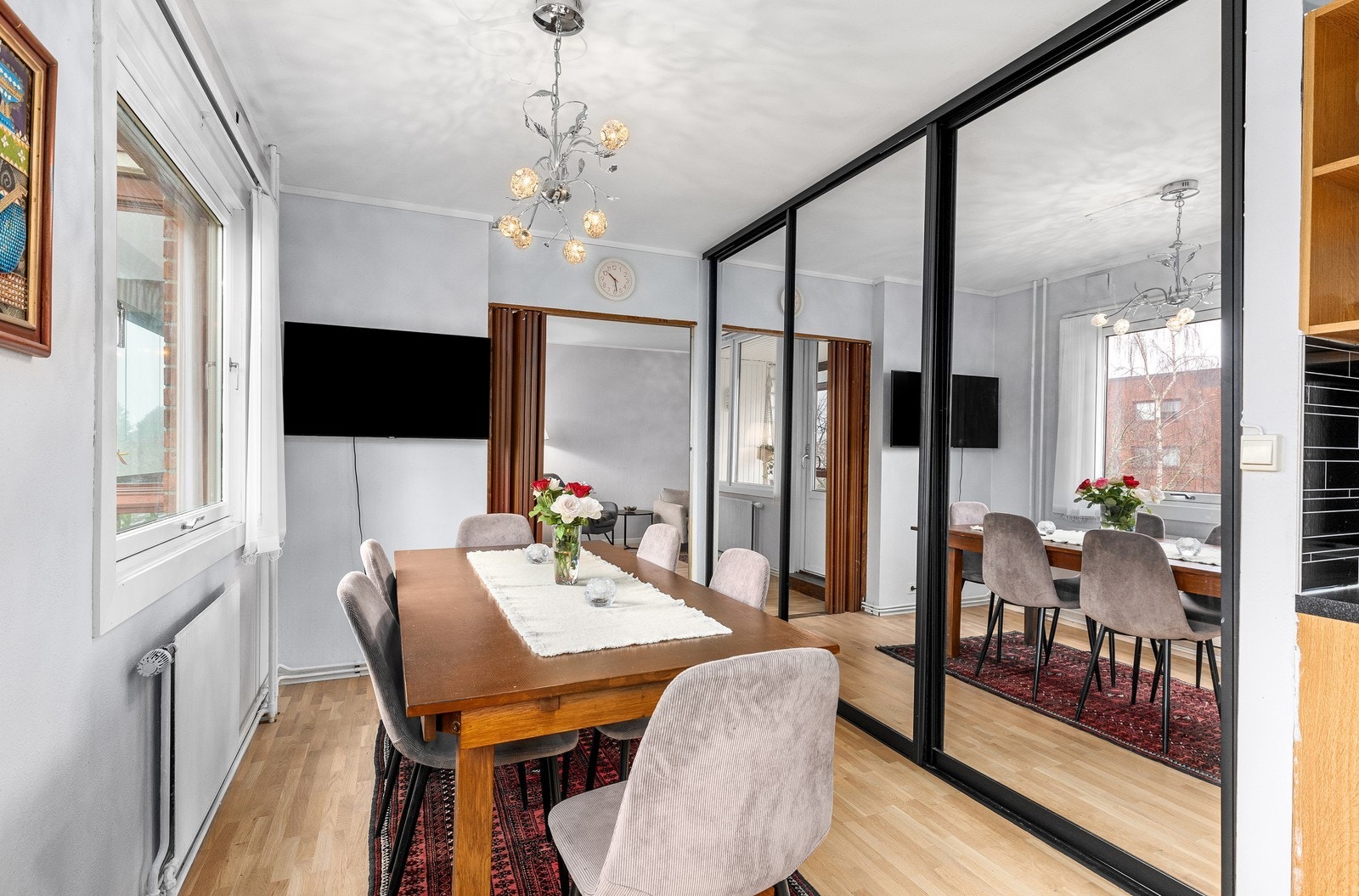 God plass til hyggelig spisebord for hele familien og perfekt for sosiale sammenkomster. Galleribilde
