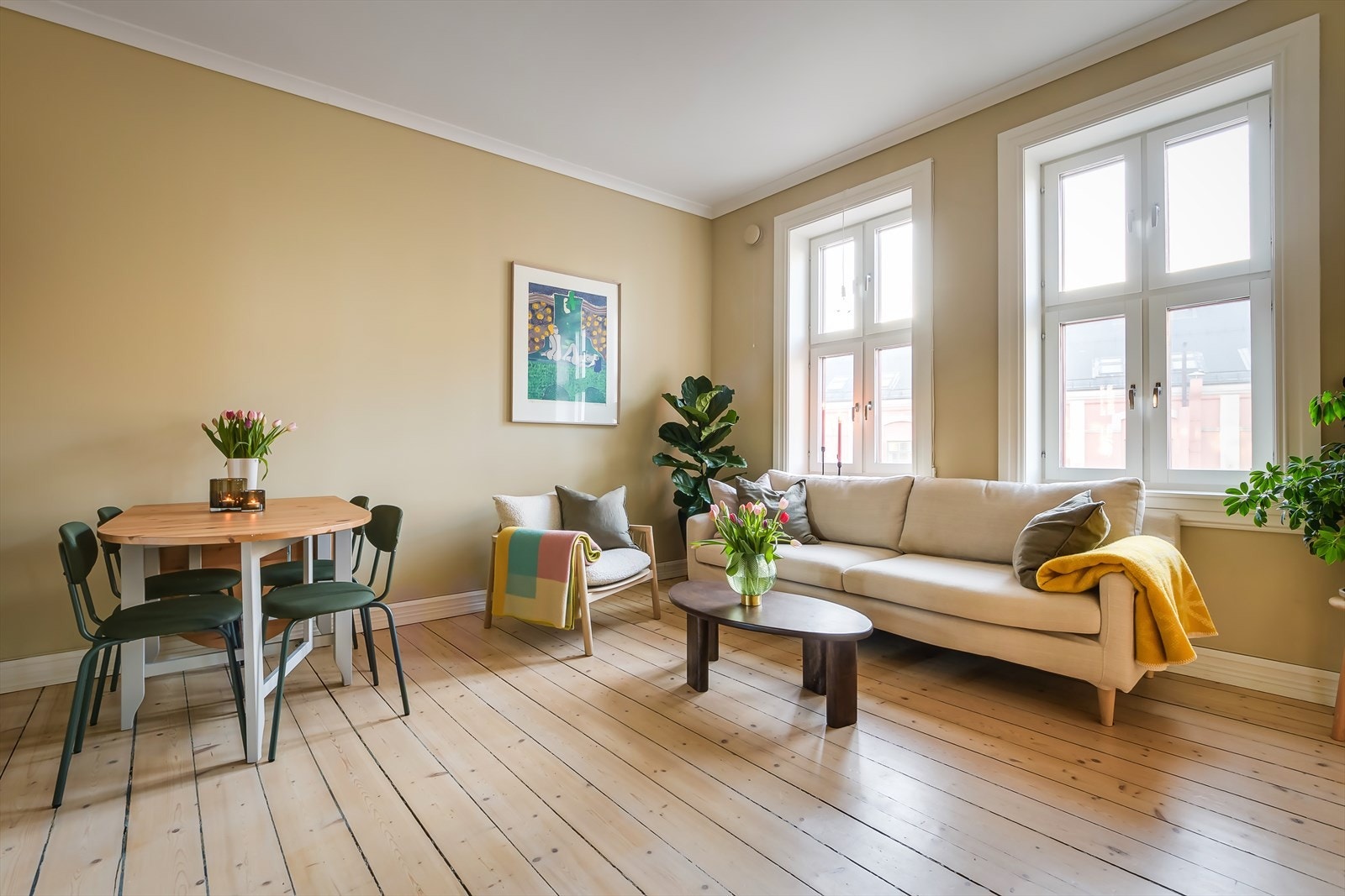 Her finner du vakre klassiske detaljer, som tar deg tilbake til forrige århundrets sjarm. Store vindusflater og flott originalt tregulv er bare noen av kvalitetene til leiligheten. Galleribilde