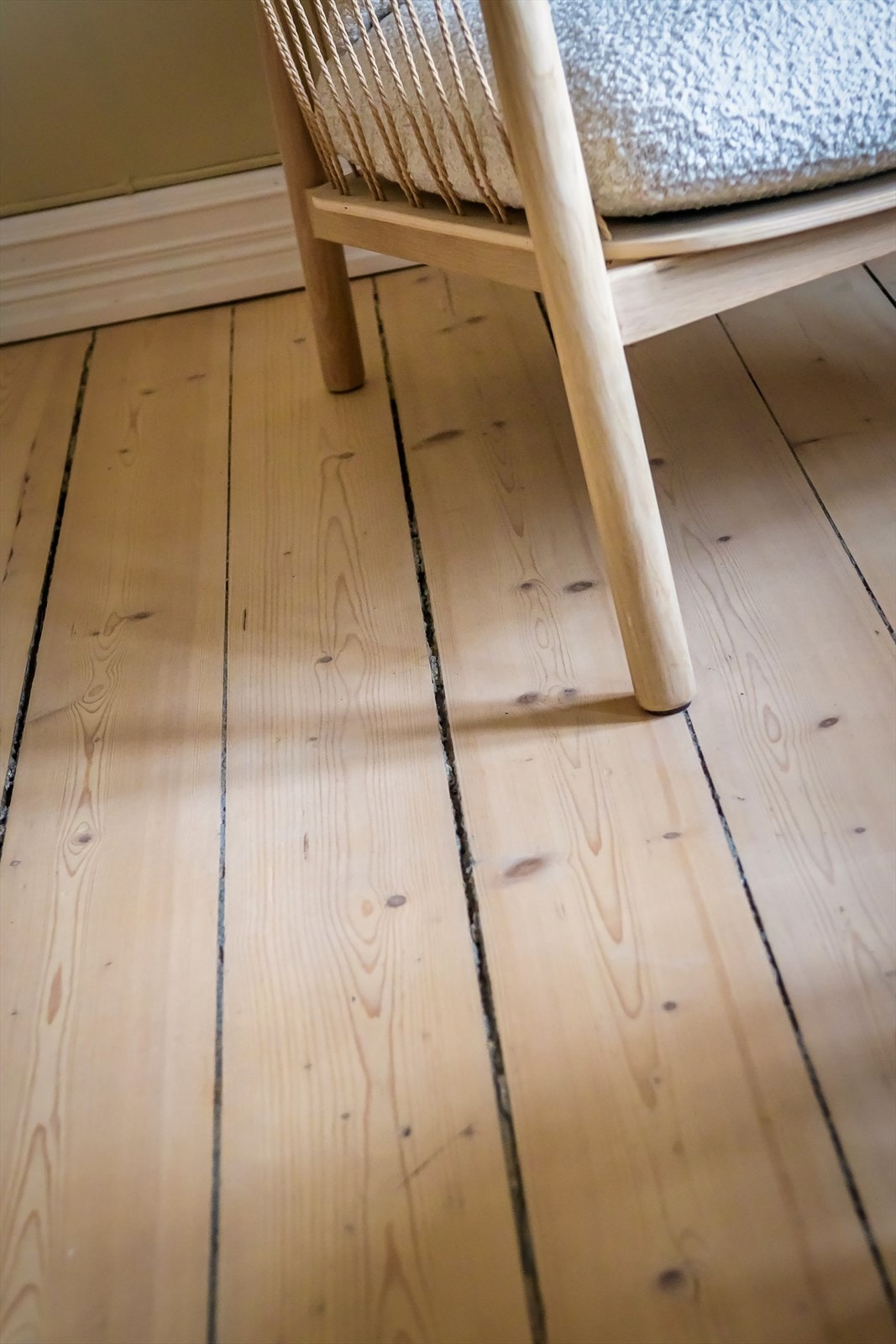 Det flotte originale tregulvet gir stuen en egen sjarm. Gulvet ble slipt ned og behandlet i 2018. Galleribilde