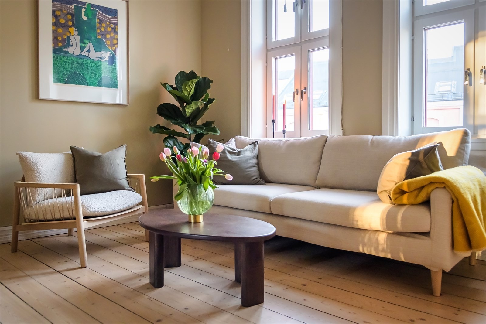 Stuen gir god plass til både sofagruppe og spisestue. Galleribilde