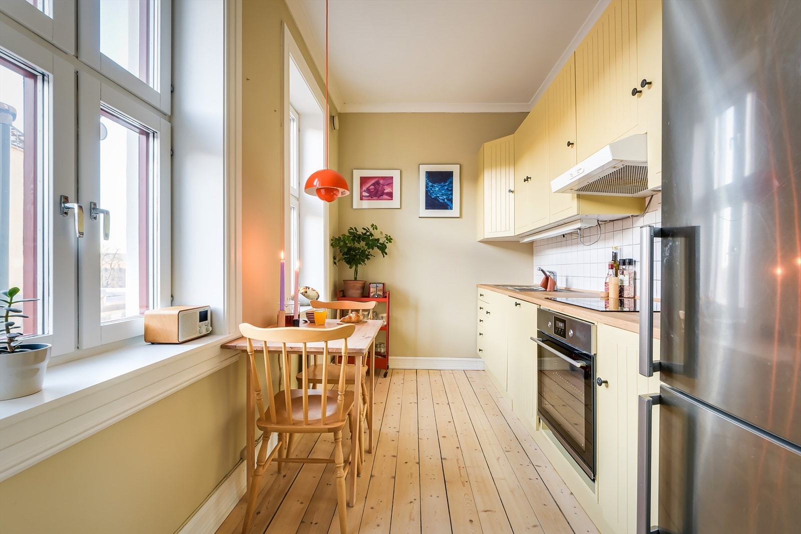 Det lyse kjøkkenet byr på rikelig med skap- og benkeplass. Galleribilde