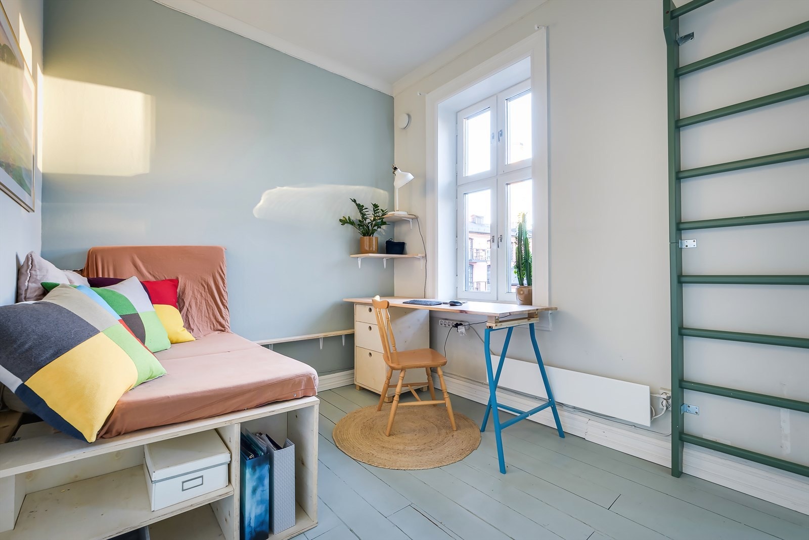 Rommet er i dag brukt som kontor og gjesterom, men passer perfekt som barnerom eller ekstrastue. Dagsengen i hjørnet trekkes enkelt ut til en dobbeltseng, og kan følge leiligheten om ønskelig. Galleribilde