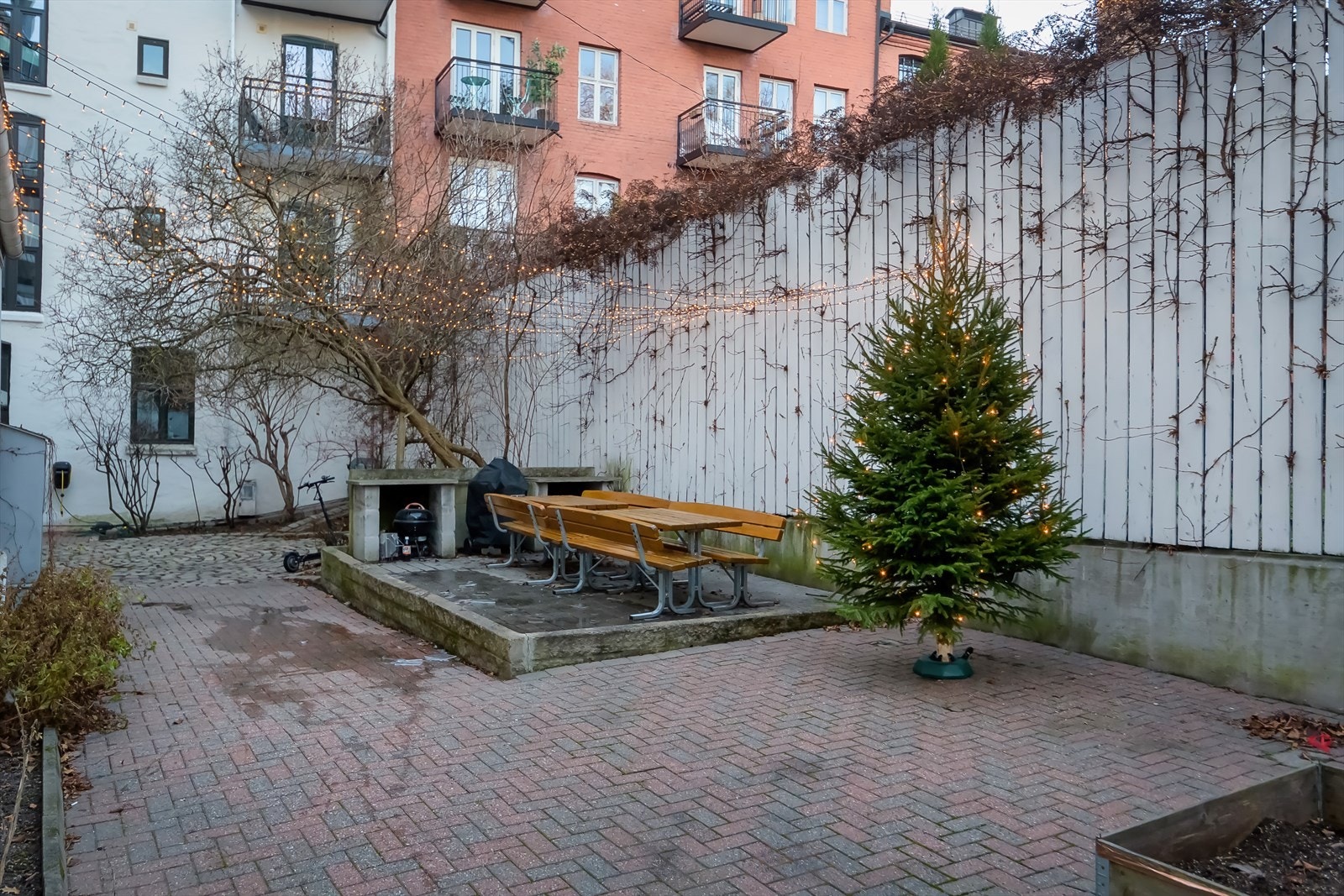 Bakgården er pent opparbeidet med sitteplasser og grill. Galleribilde